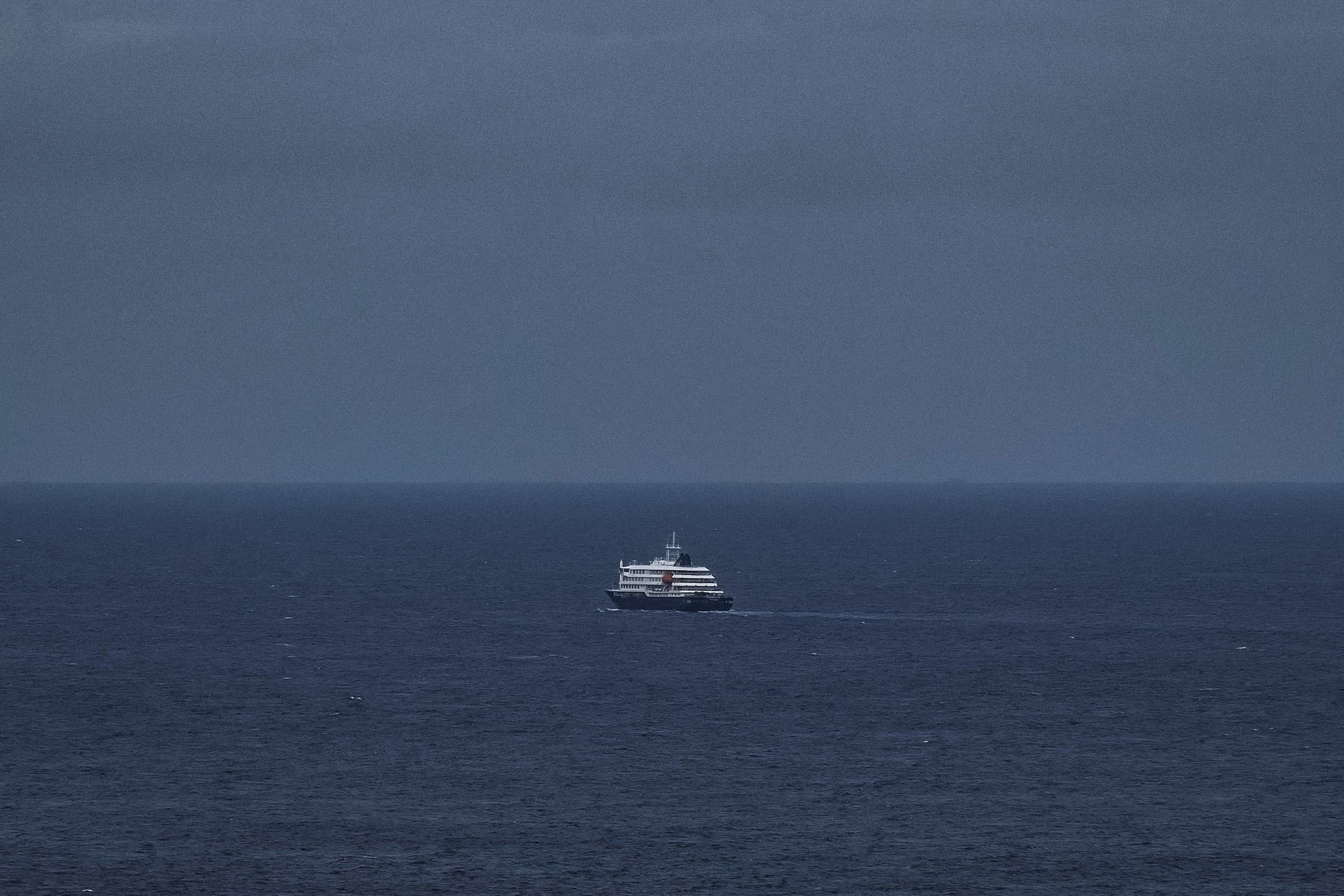 El MV Hondius, ayer en su ruta hacia Canarias.