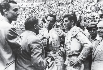 Luis Miguel Domingu�n y Antonio Ord��ez en una de las plazas en las que se midieron en 1959.