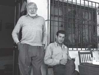 Hemingway junto a Antonio Ord��ez en el verano de 1959.