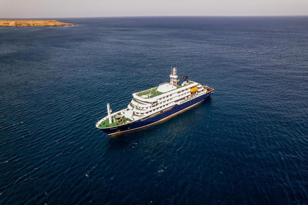 Vista a�rea del MV Hondius en Praia, Cabo Verde.