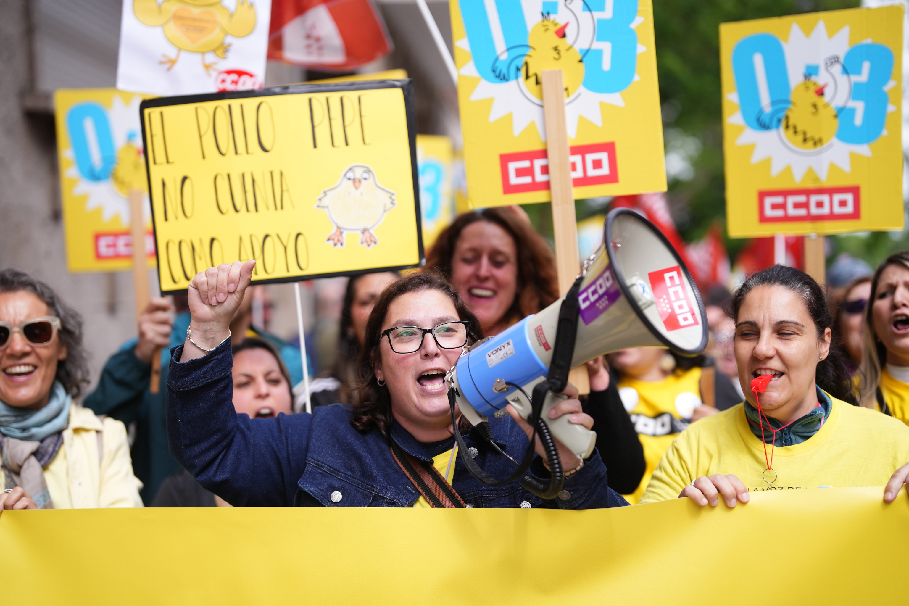 Nieves Circobos, educadora infantil, encabezando la protesta