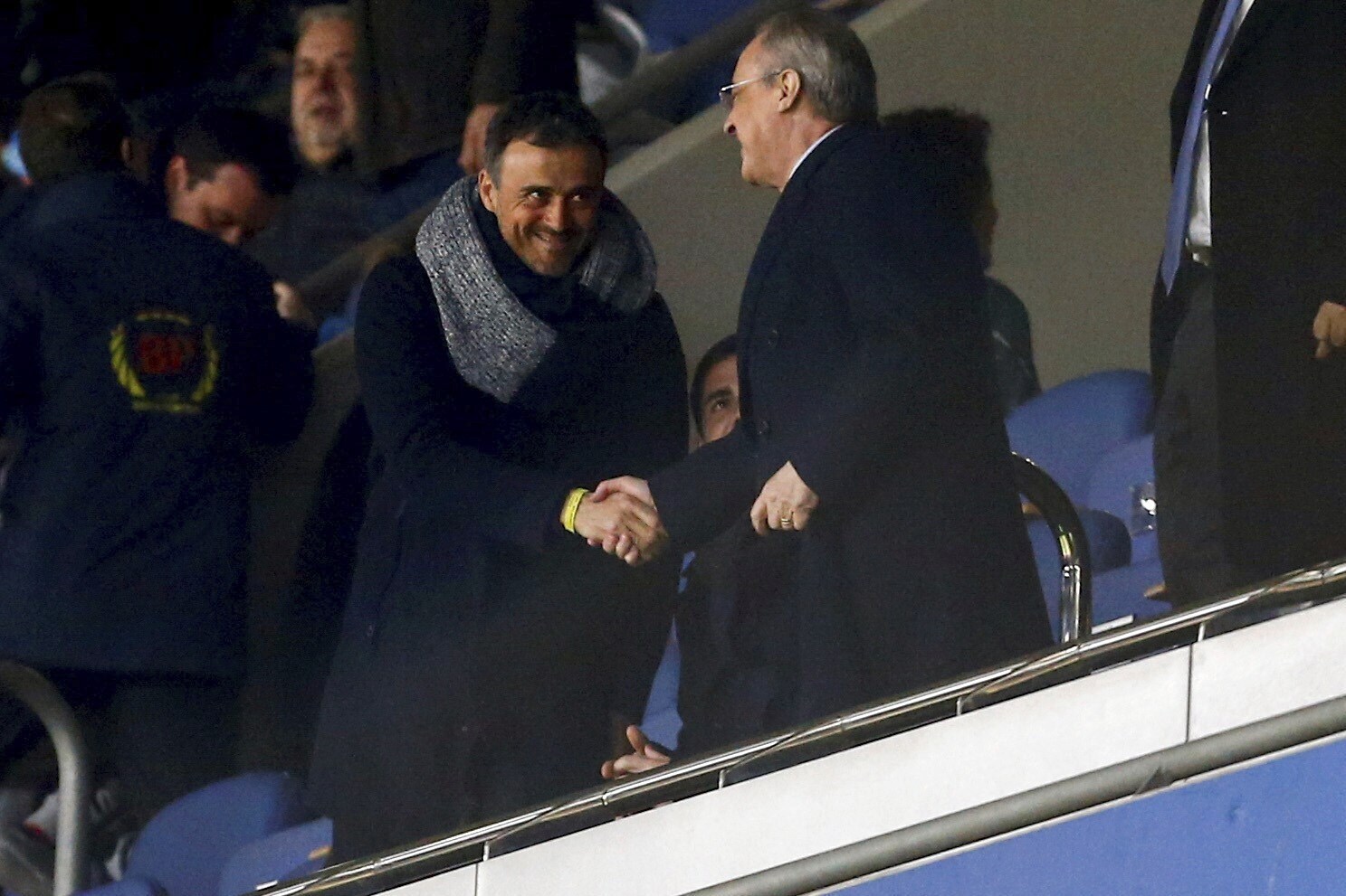 Luis Enrique, cuando era seleccionador nacional, saludando a Florentino P�rez