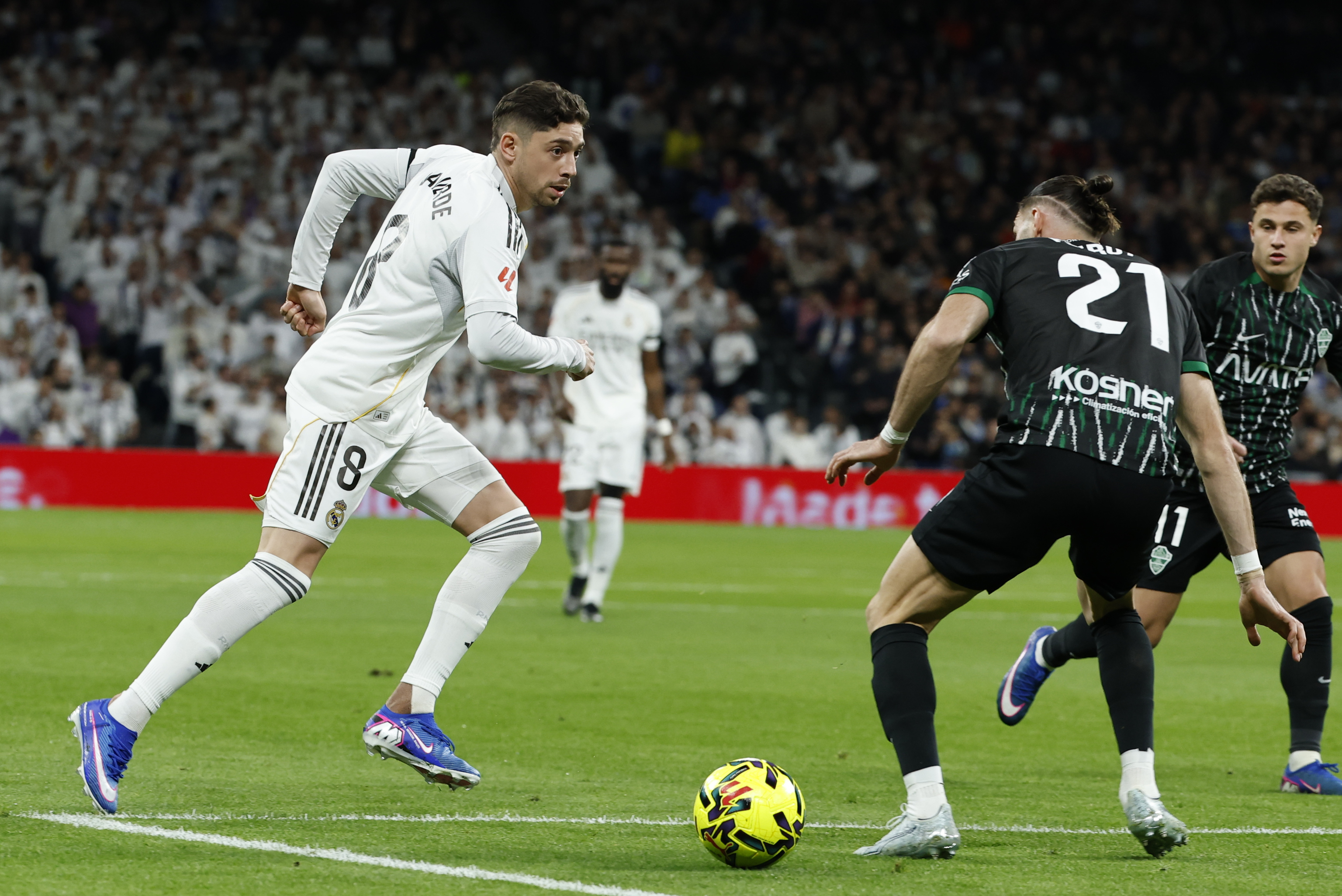 Valverde disputa un bal�n.