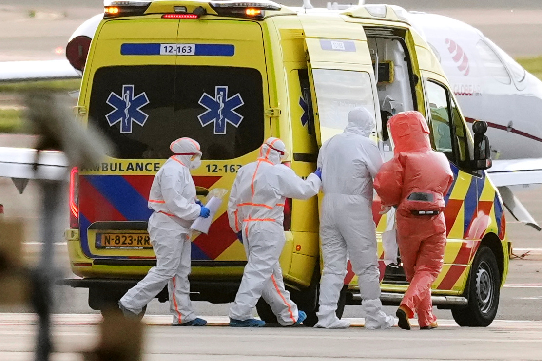 Llegada de uno de los pasajeros evacuados del crucero al aeropuerto de �msterdam.
