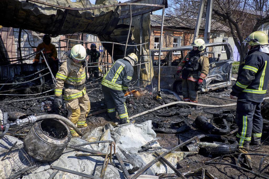 Equipos de rescate ucranianos trabajan este jueves en el lugar de un ataque ruso contra una zona residencial en J�rkov.