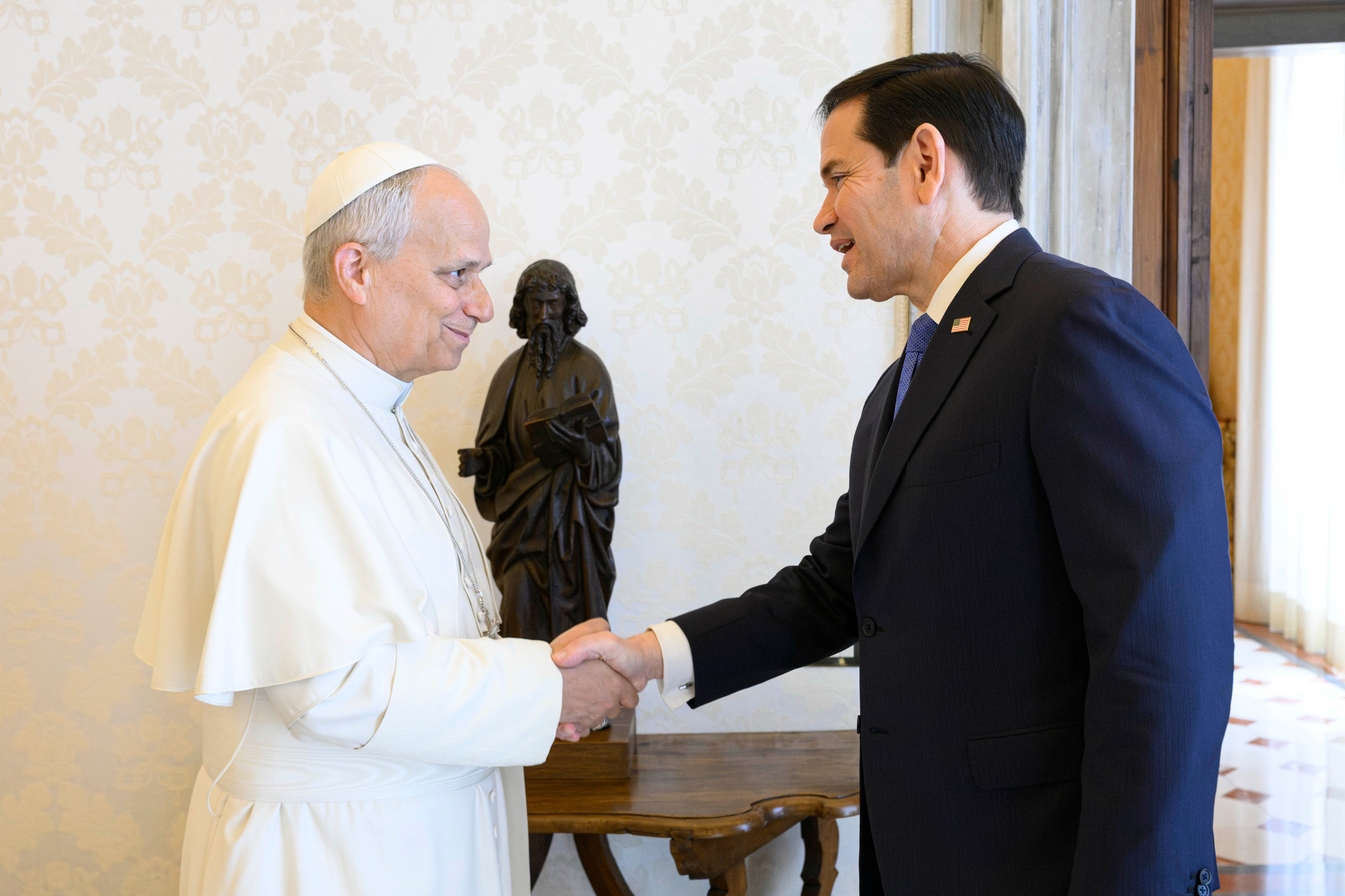 Le�n XIV y Marco Rubio, ayer en el Vaticano.
