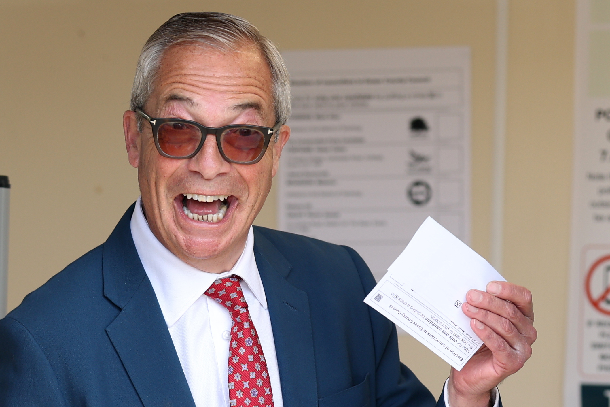 El líder de Reform UK, Nigel Farage, posa con su papeleta en Walton on the Naze, al sureste de Inglaterra.