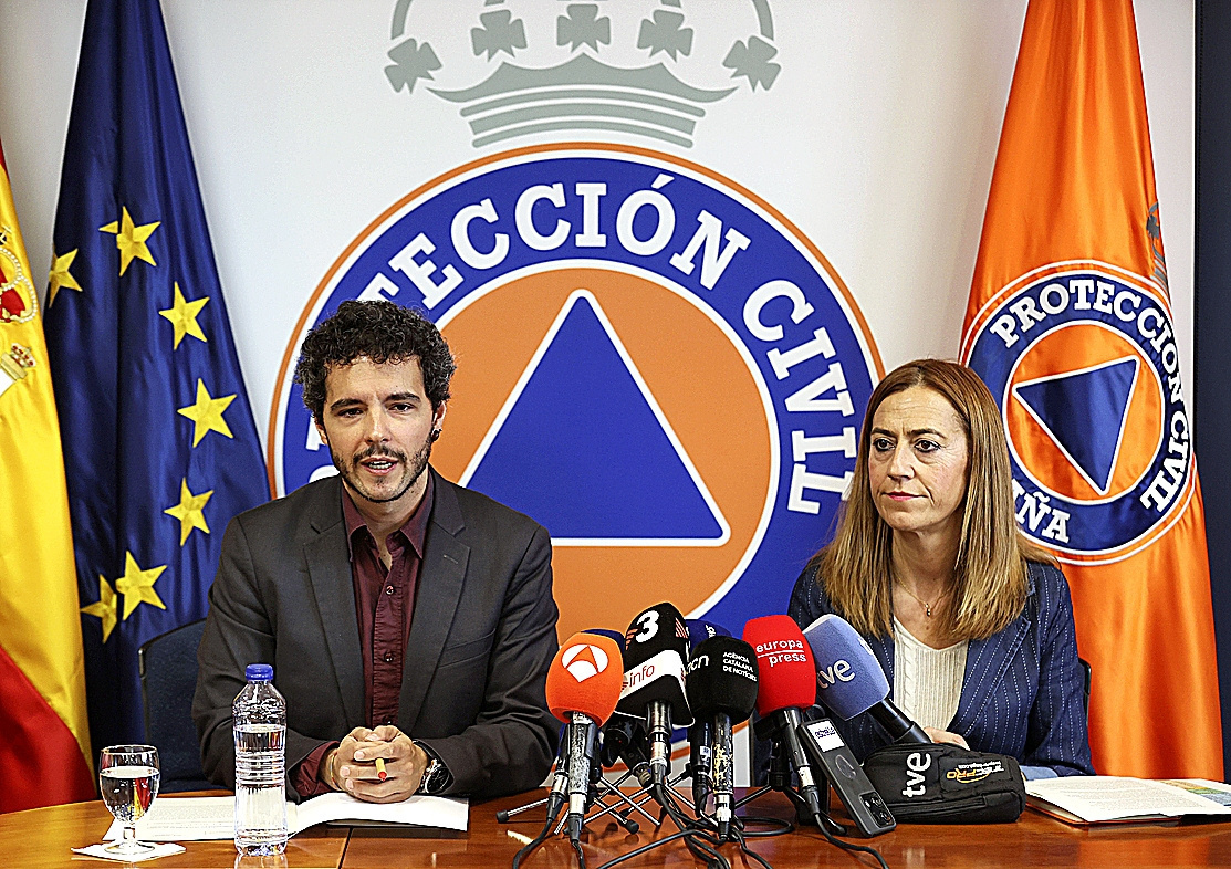 El director de Salud P�blica, Pedro Gull�n, y la secretaria general de Protecci�n Civil, Virginia Barcones.