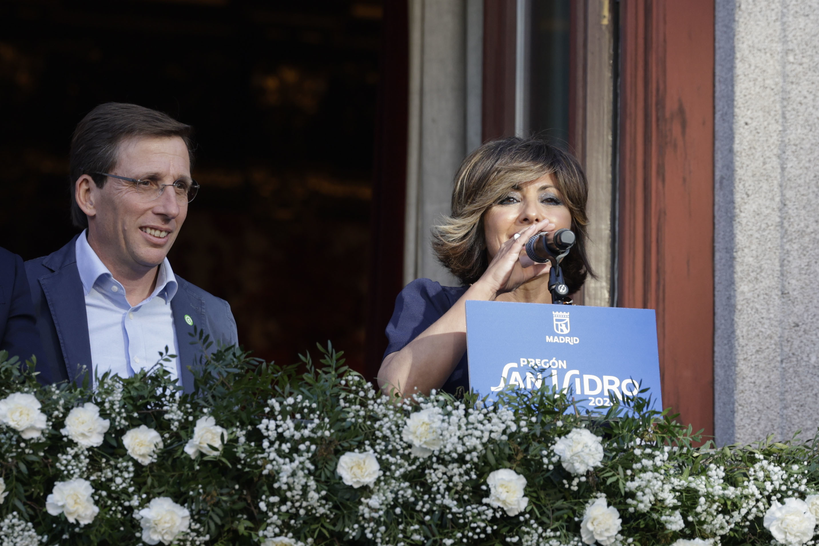 Sonsoles �nega durante el preg�n junto al alcalde de Madrid.
