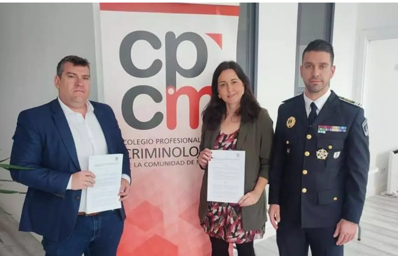 La alcaldesa de Soto del Real, Noelia Barrado, junto al vicedecano del colegio de crimin�logos y el jefe de la Polic�a Local.