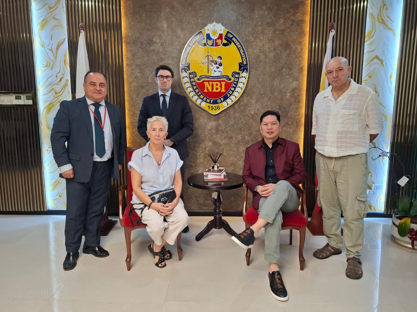 Los padres de Diego Bello en la oficina de la Oficina Nacional de Investigación (NBI) de Filipinas