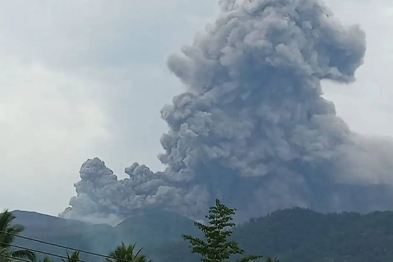 El volc�n Dukono expulsando cenizas incandescentes durante una erupci�n en 2023.
