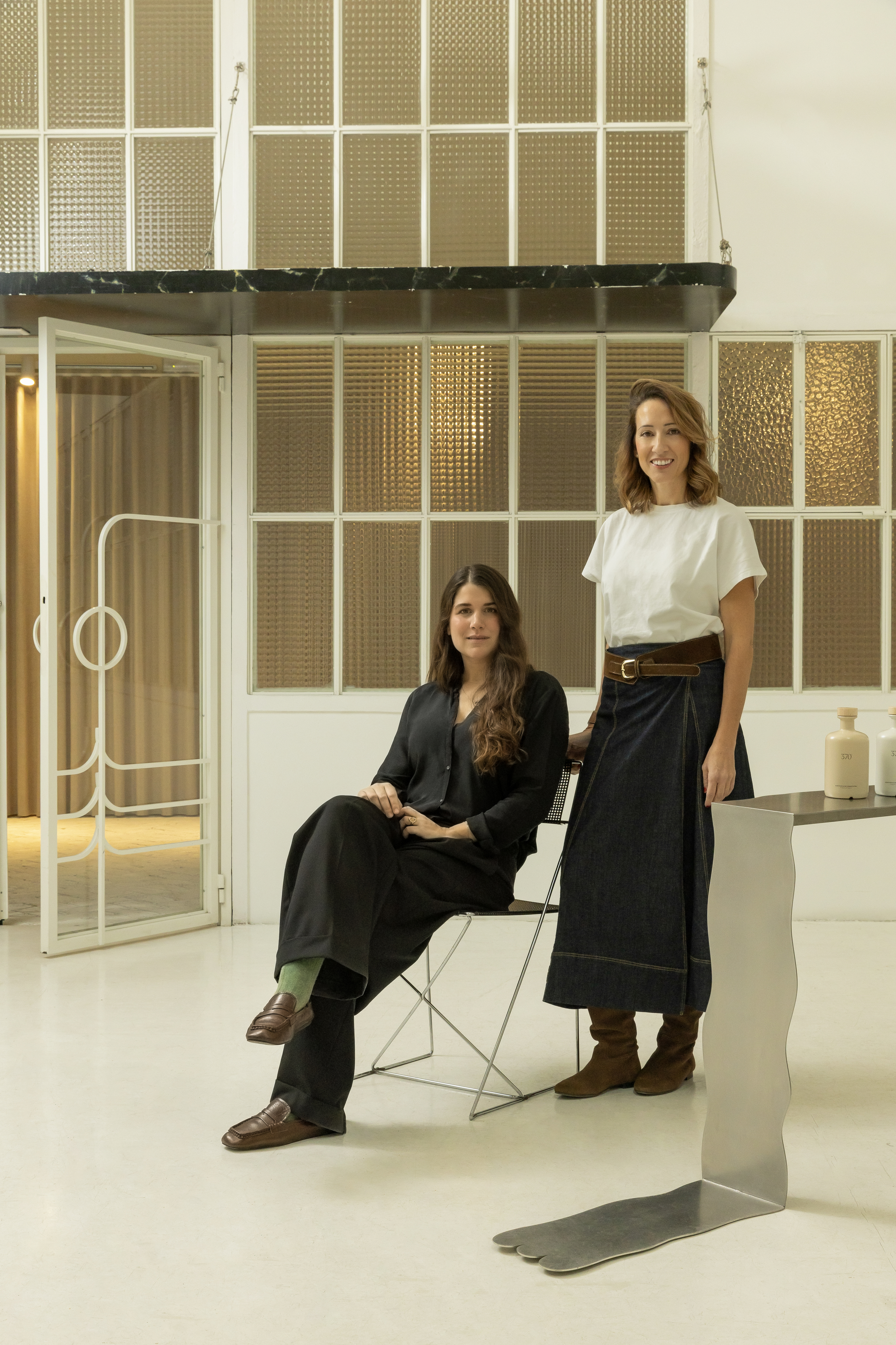 Ana Longás (de pie) e Inés Serra.