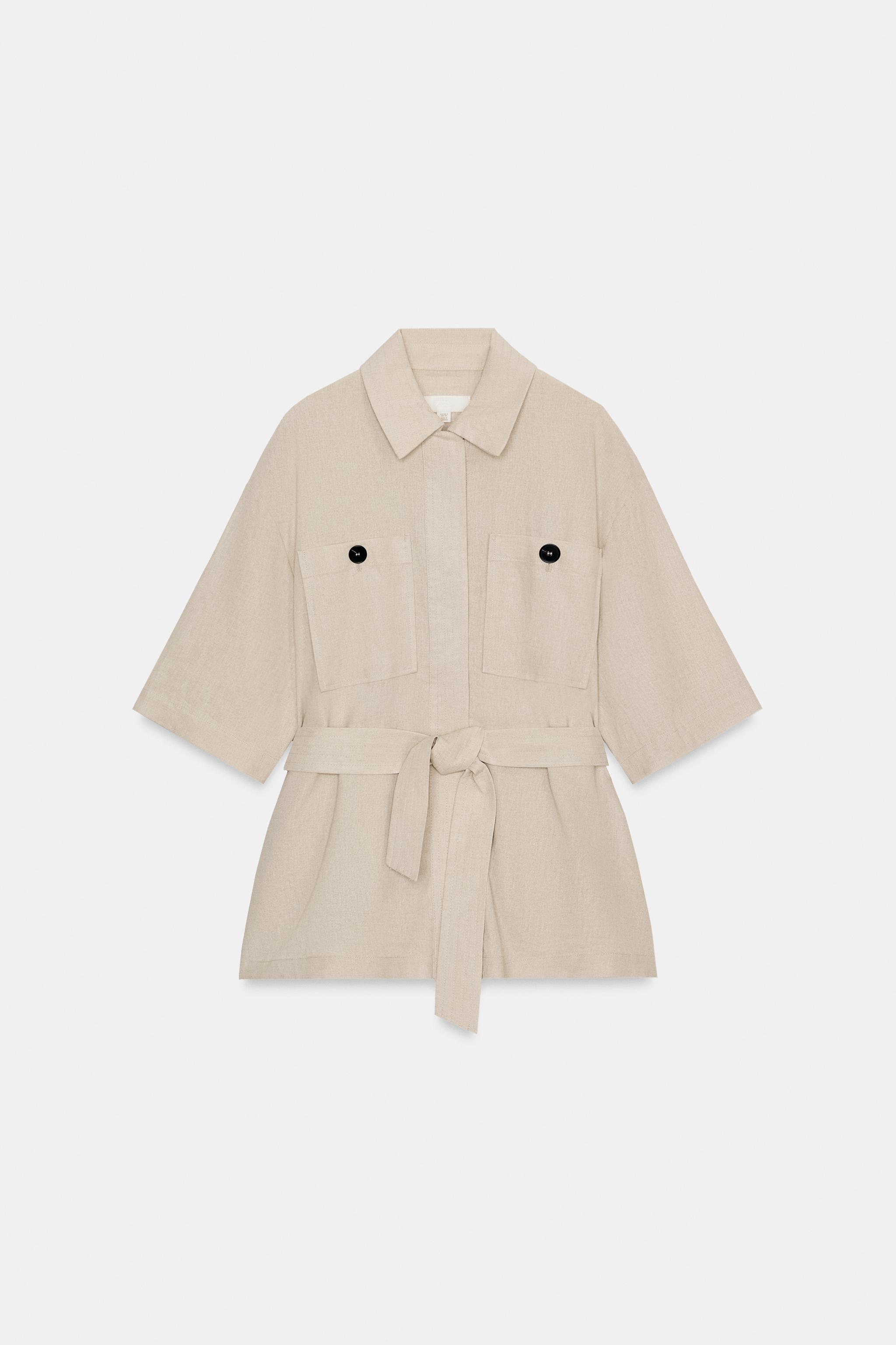 Entrar en Zara a por unos pantalones blancos y salir enamorada de esta preciosa chaqueta de entretiempo estilo safari ideal para elevar tu fondo de armario