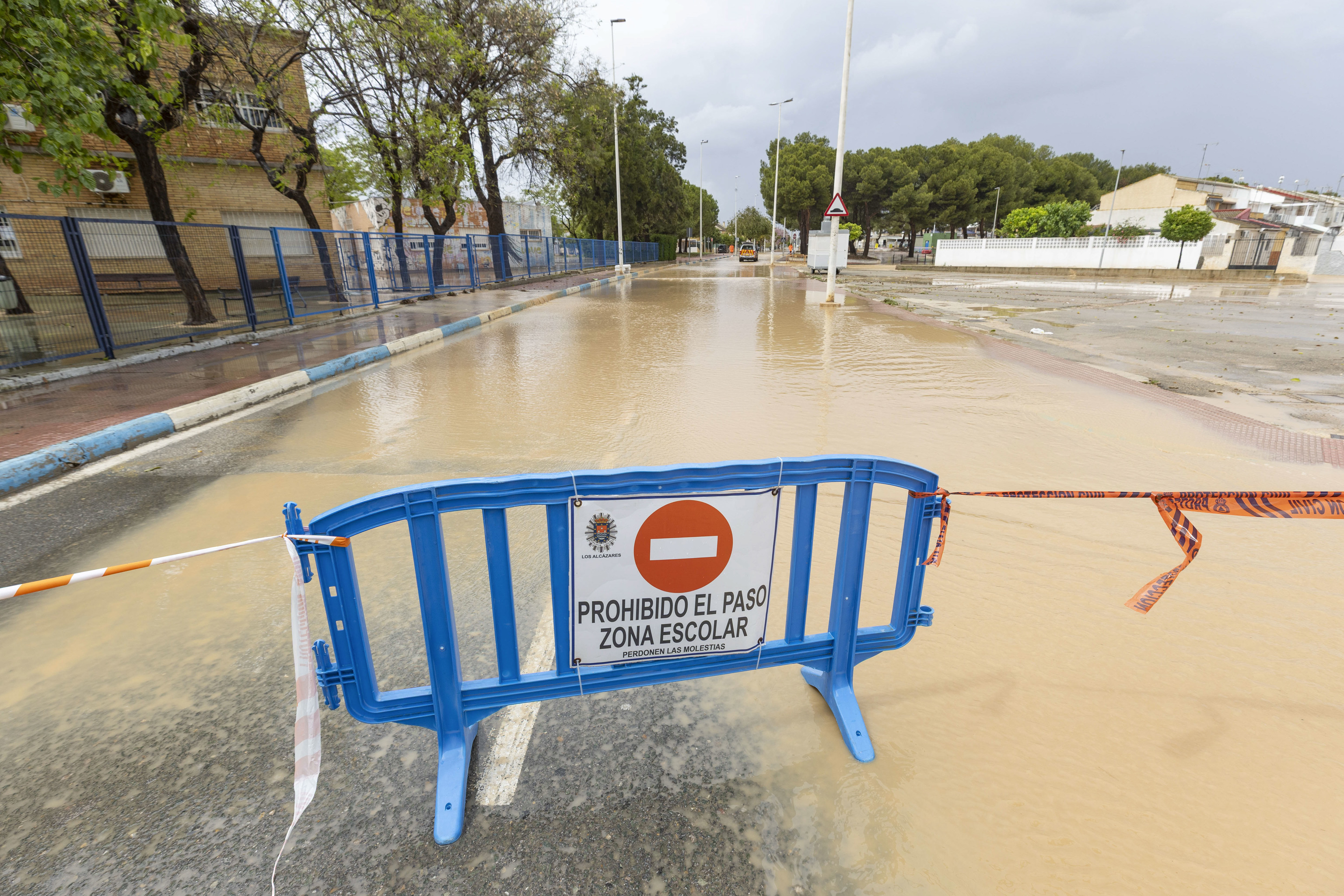 Una calle inundada por las lluvias en Los Alc�zares.