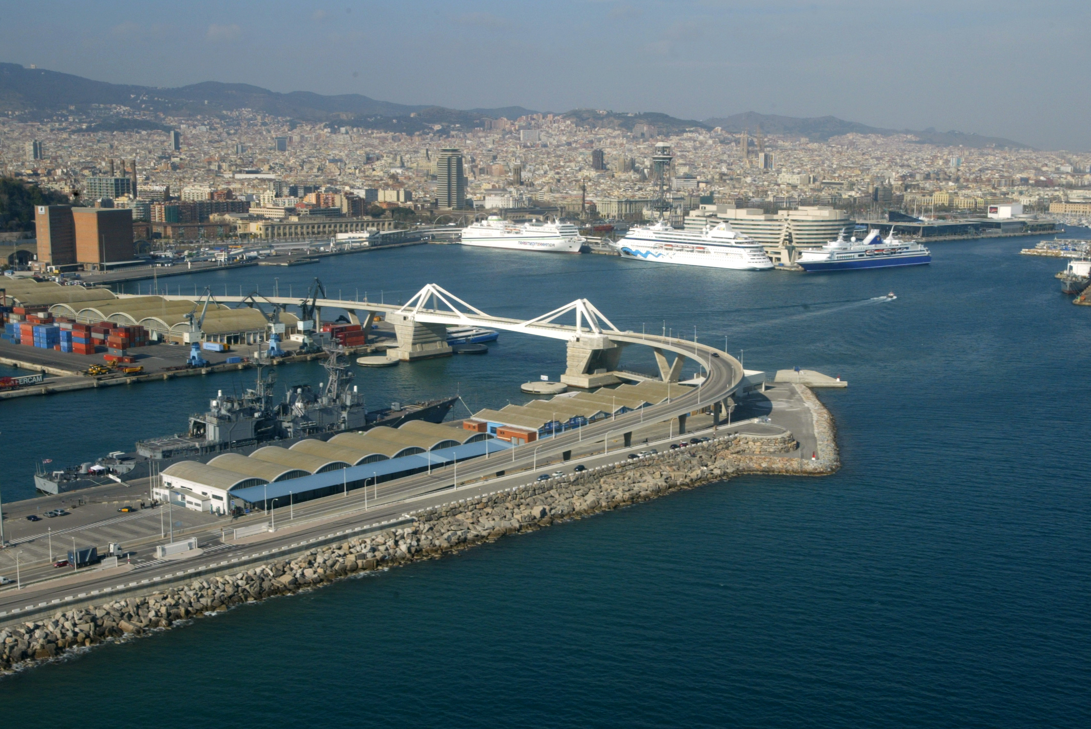 Panorámica del puerto de Barcelona con la presencia de varios cruceros atracando.