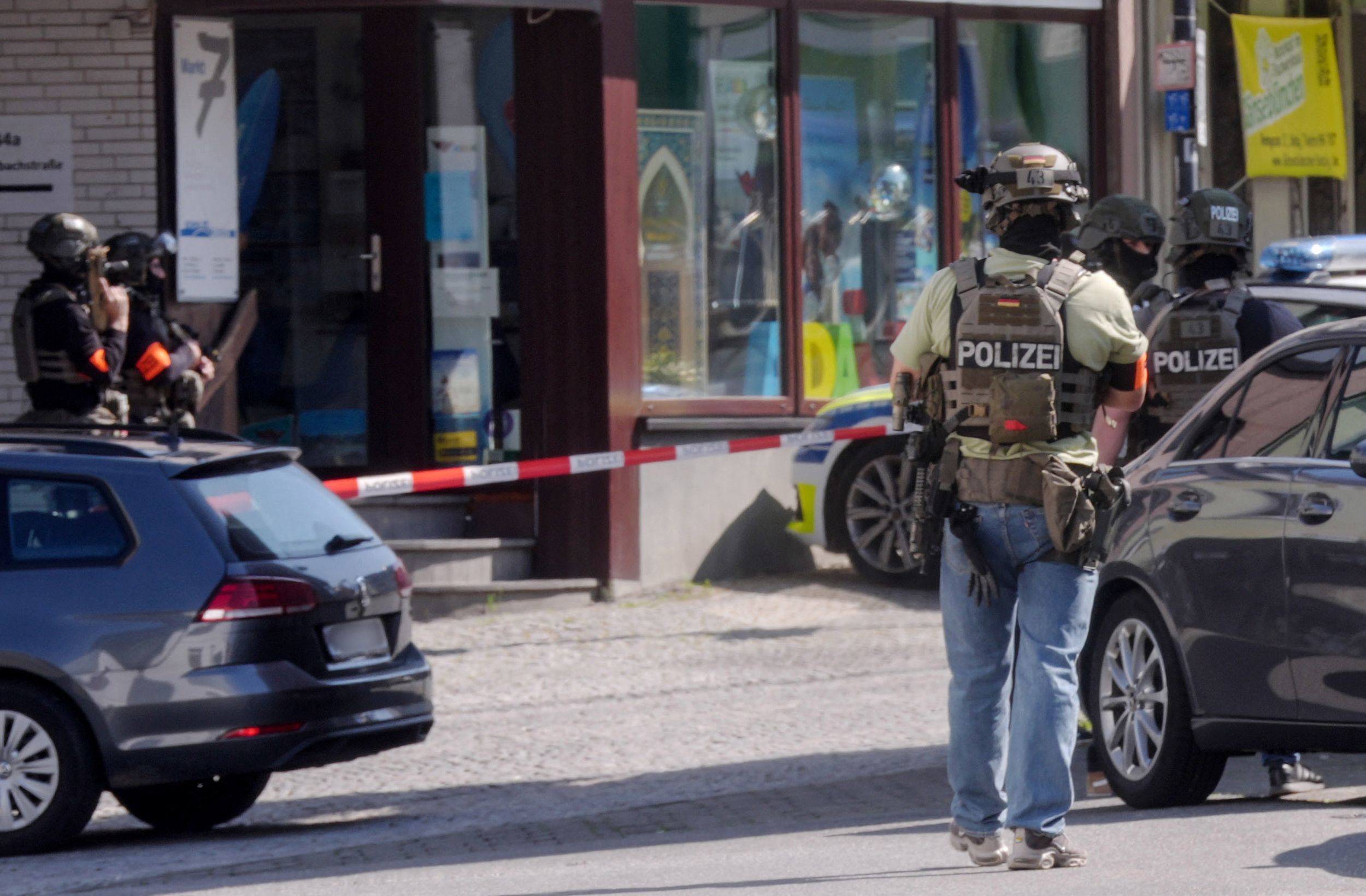 �rea acordonada por la polic�a alemana en el centro de Sinzig tras el atraco a un banco.