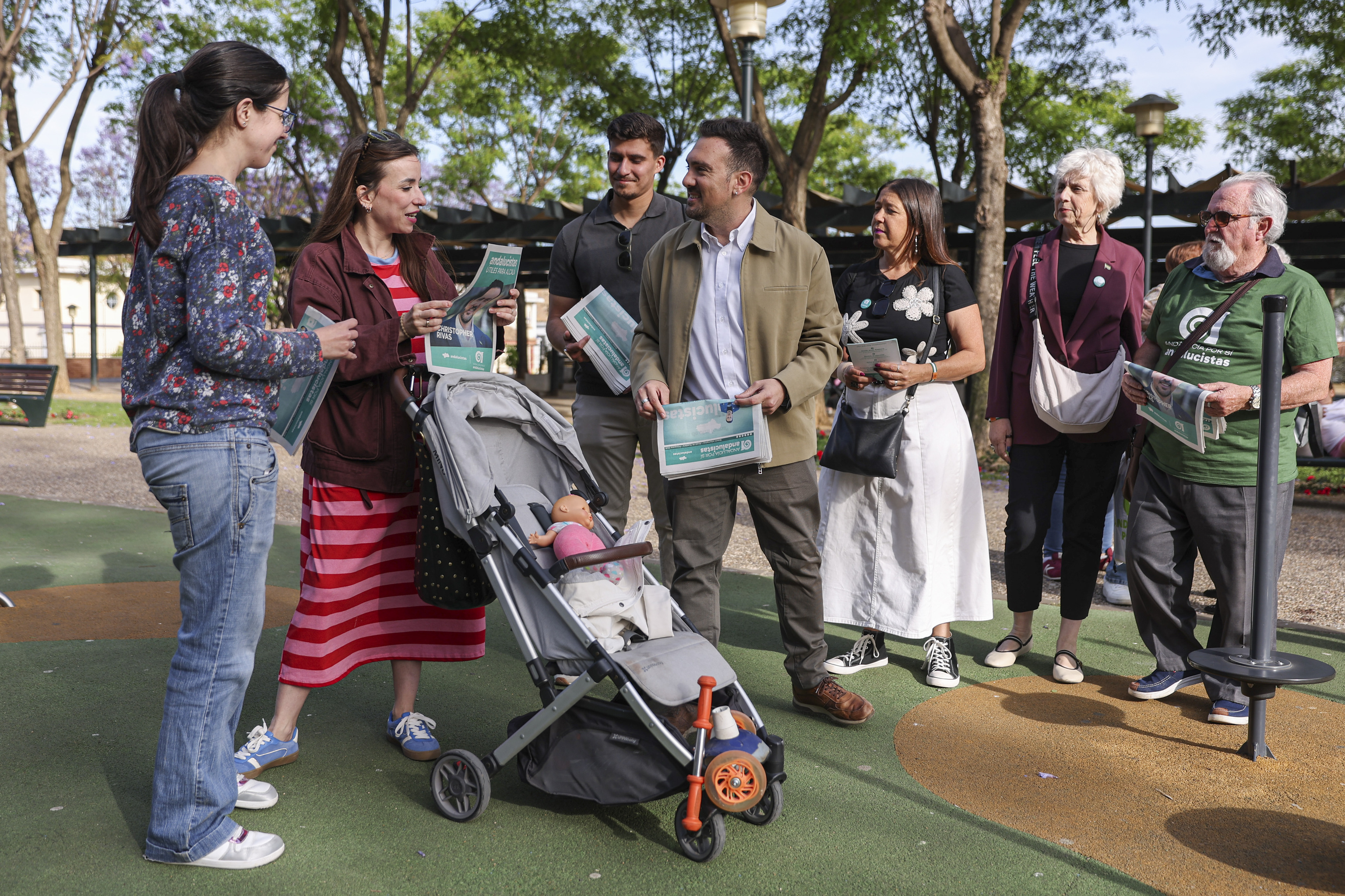 El candidato de Andalucistas, Christopher Rivas, reparte propaganda electoral en un parque de Alcalá de Guadaíra, en Sevilla.