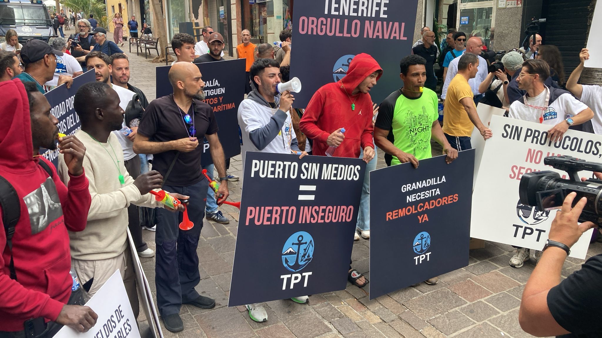 Protesta de trabajadores portuarios ante el Parlamento de Canarias, este viernes.