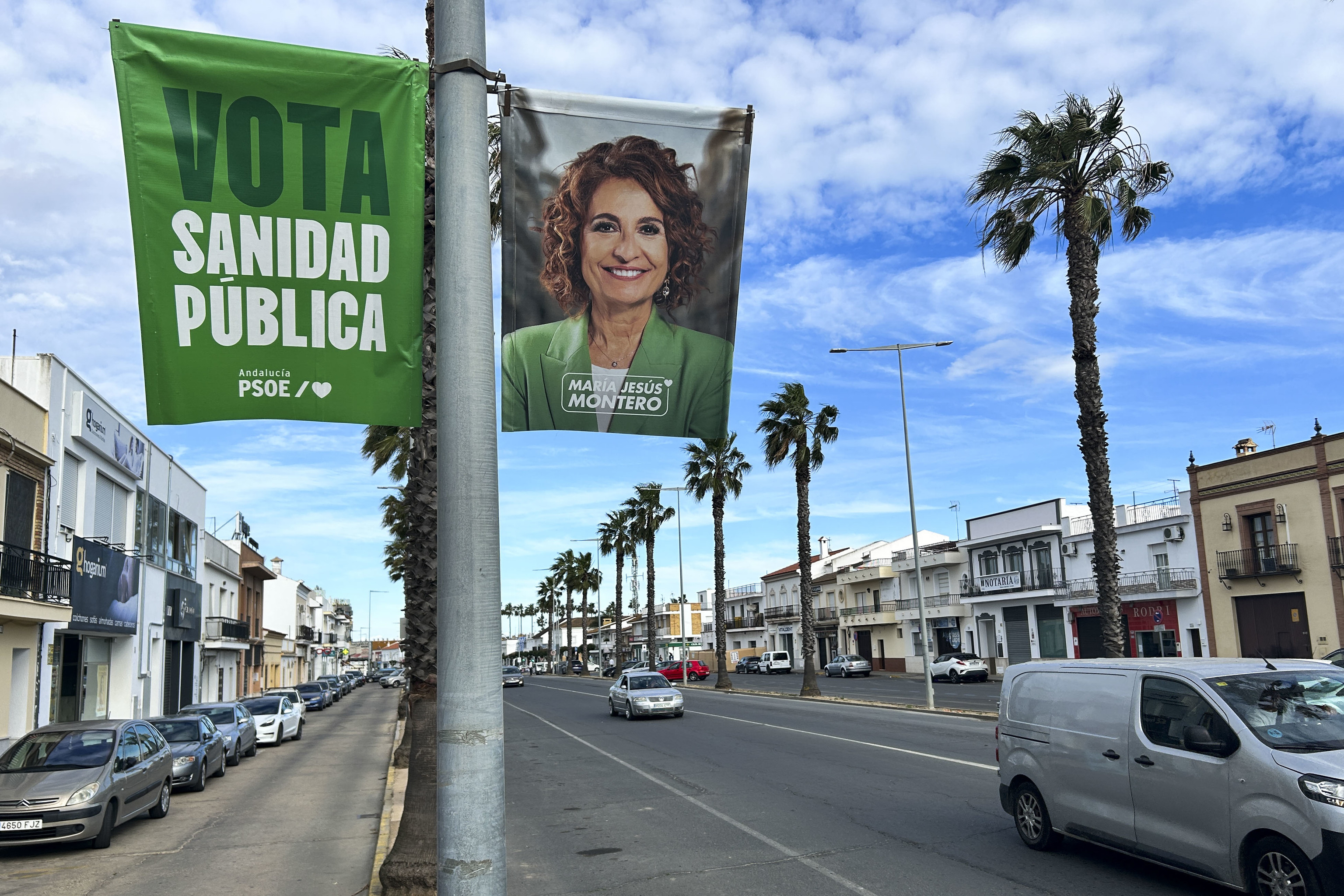 Banderola electoral de María Jesús Montero con el verde como color predominante en Lepe (Huelva).