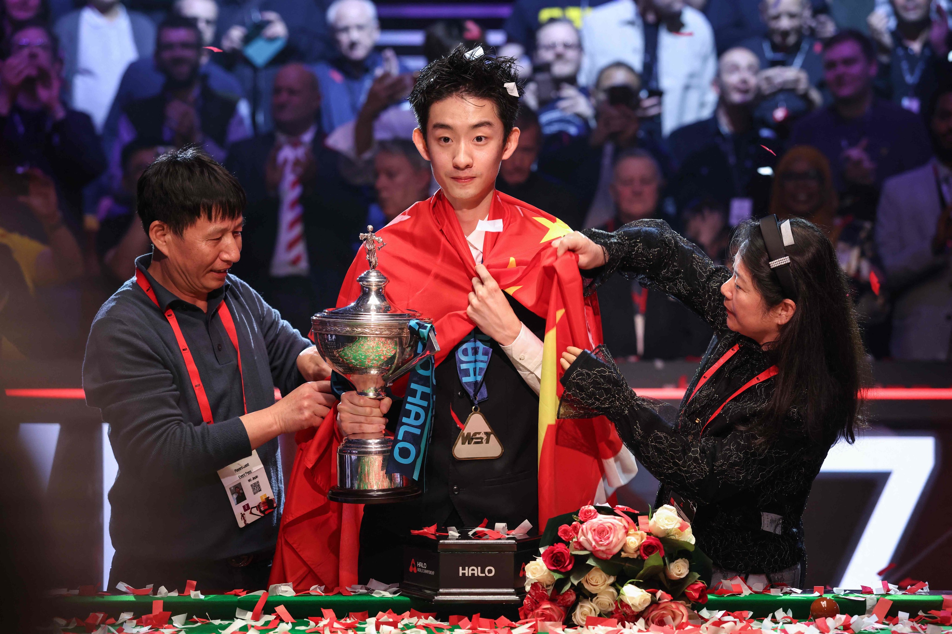 Yize, con la bandera china, al proclamarse campe�n.