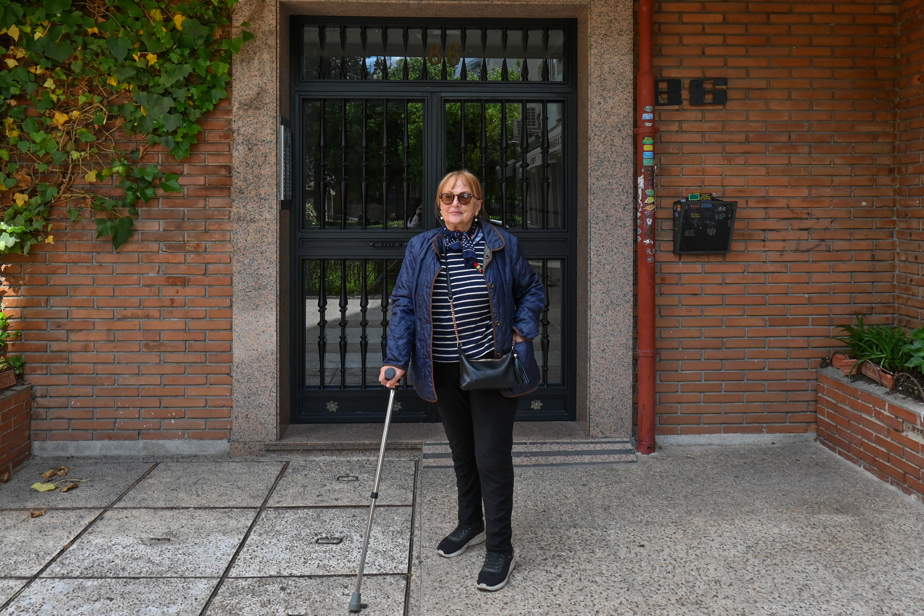 Concha, reci�n operada de rodilla, en el portal del edificio.