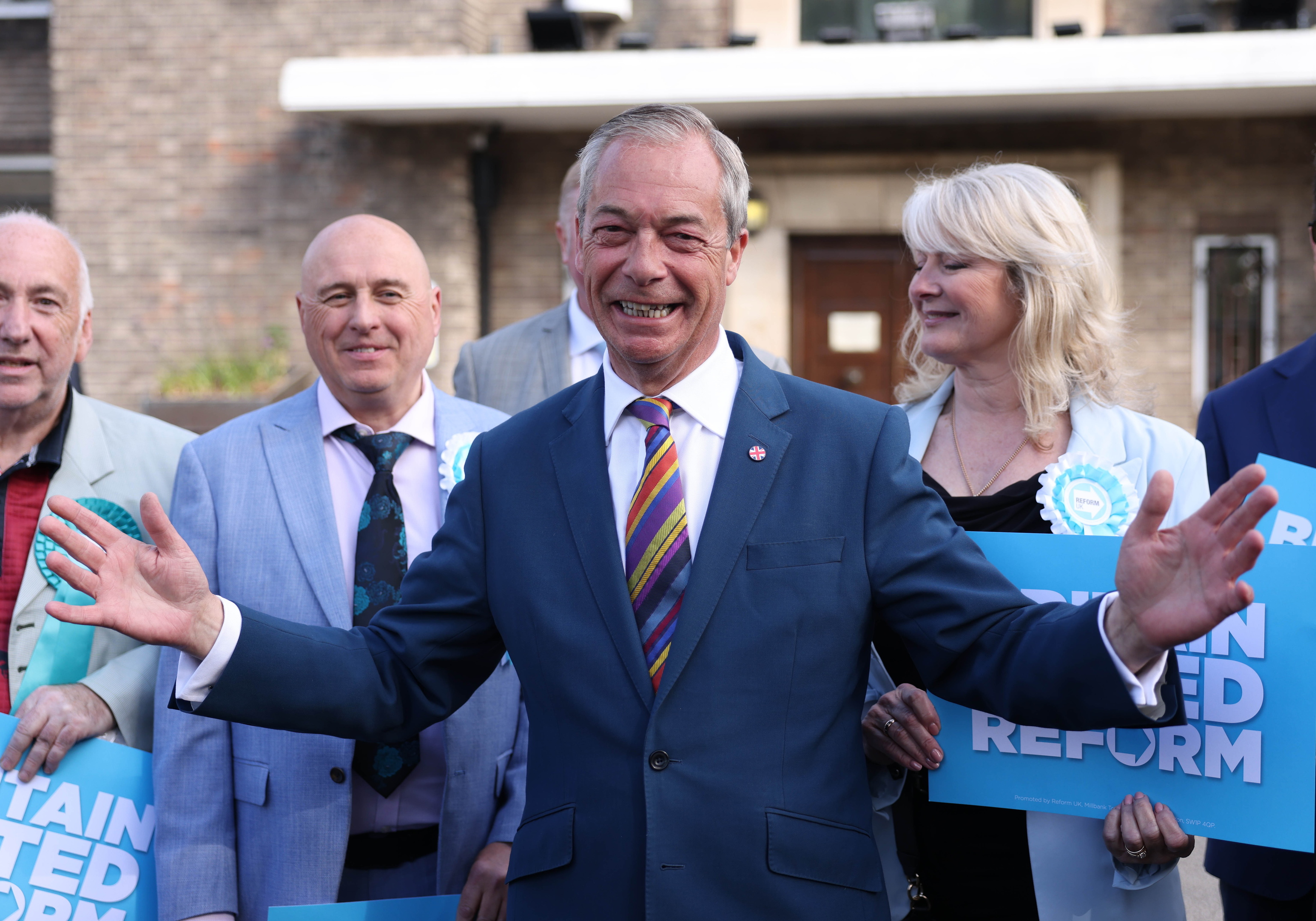 İşçi Partisi batarken Farage'ın popülizmi İngiliz siyasetinde baskın güç haline geliyor