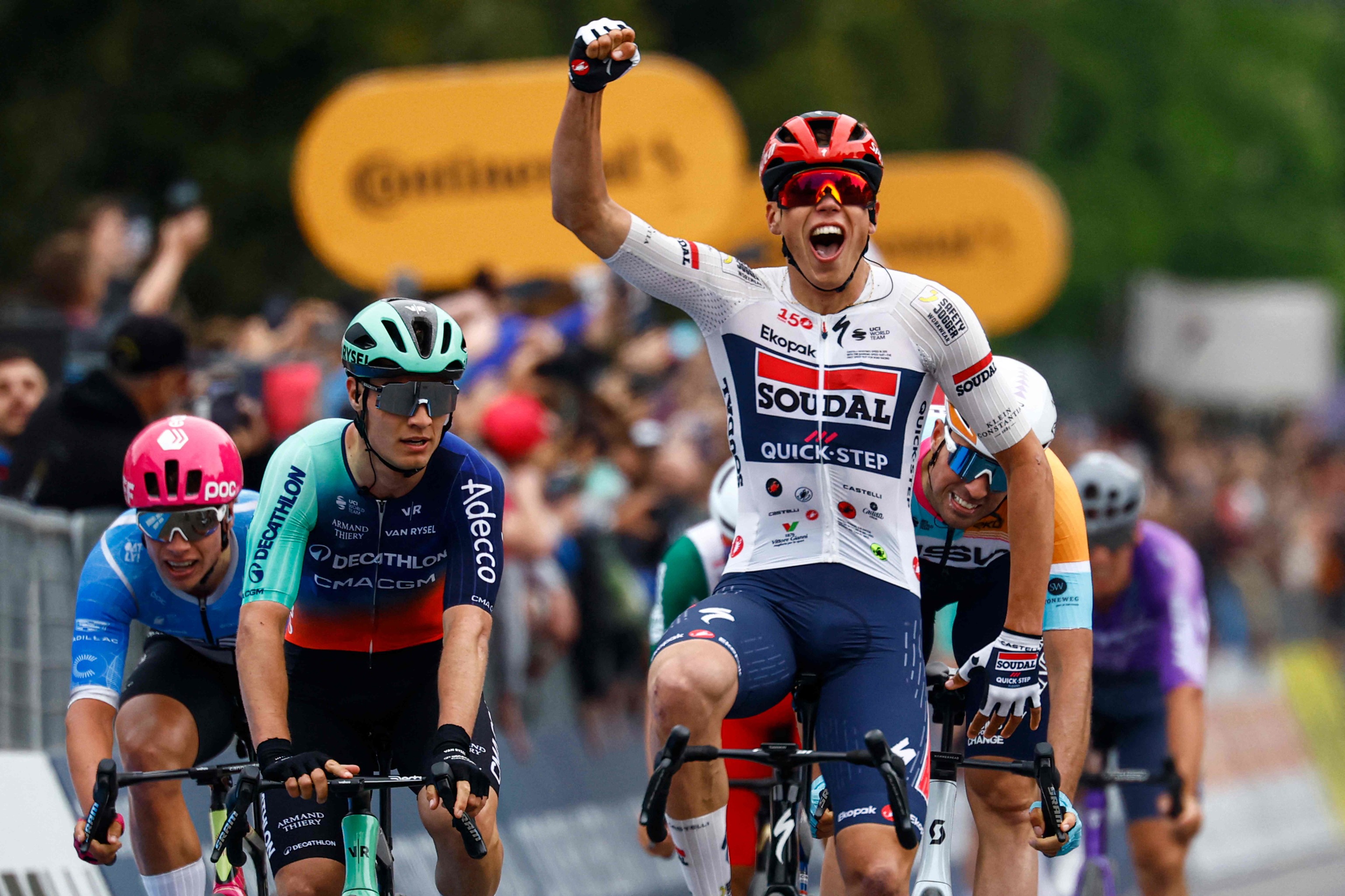 Paul Magnier celebra el triunfo en la primera etapa del Giro 2016.