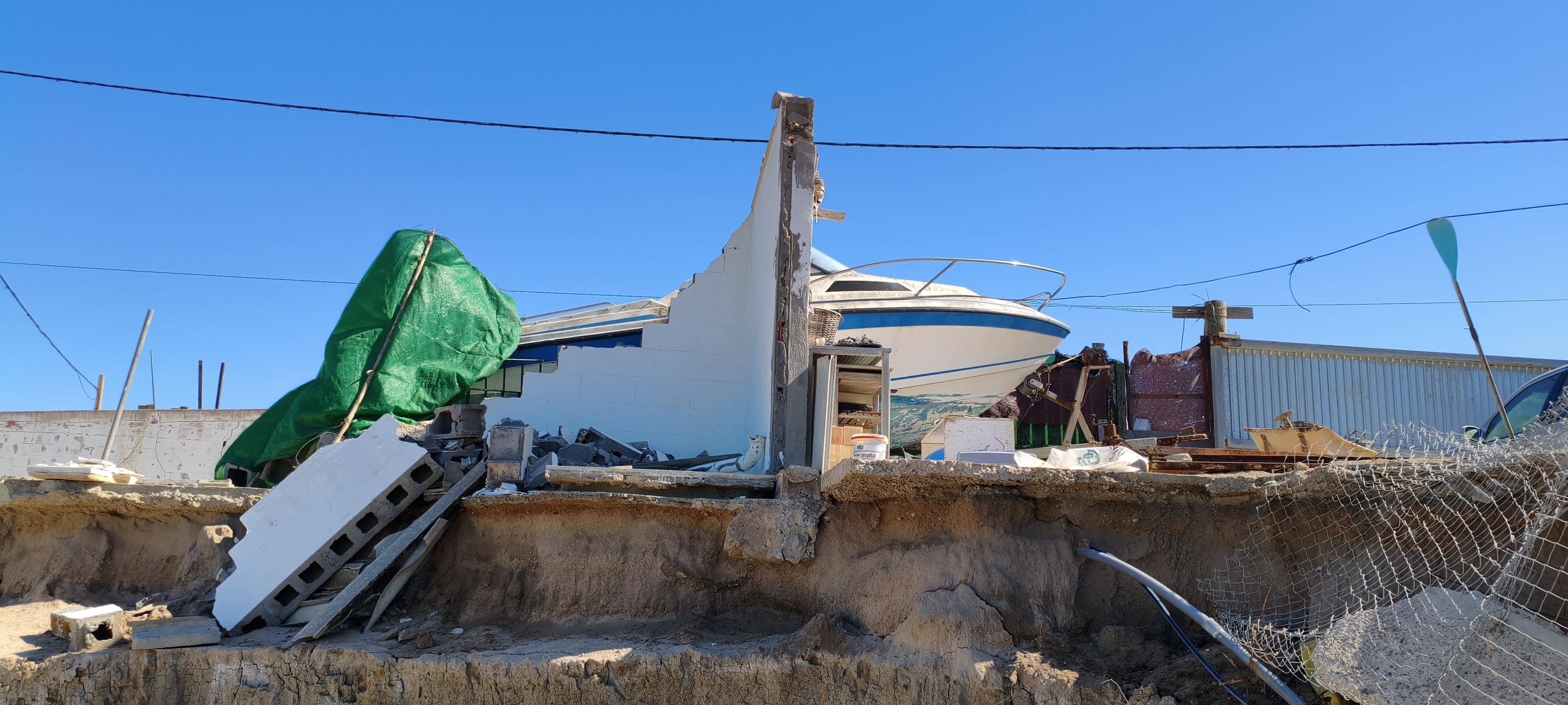 Restos de una casa destruida por el oleaje en la playa de Peginas (Rota).