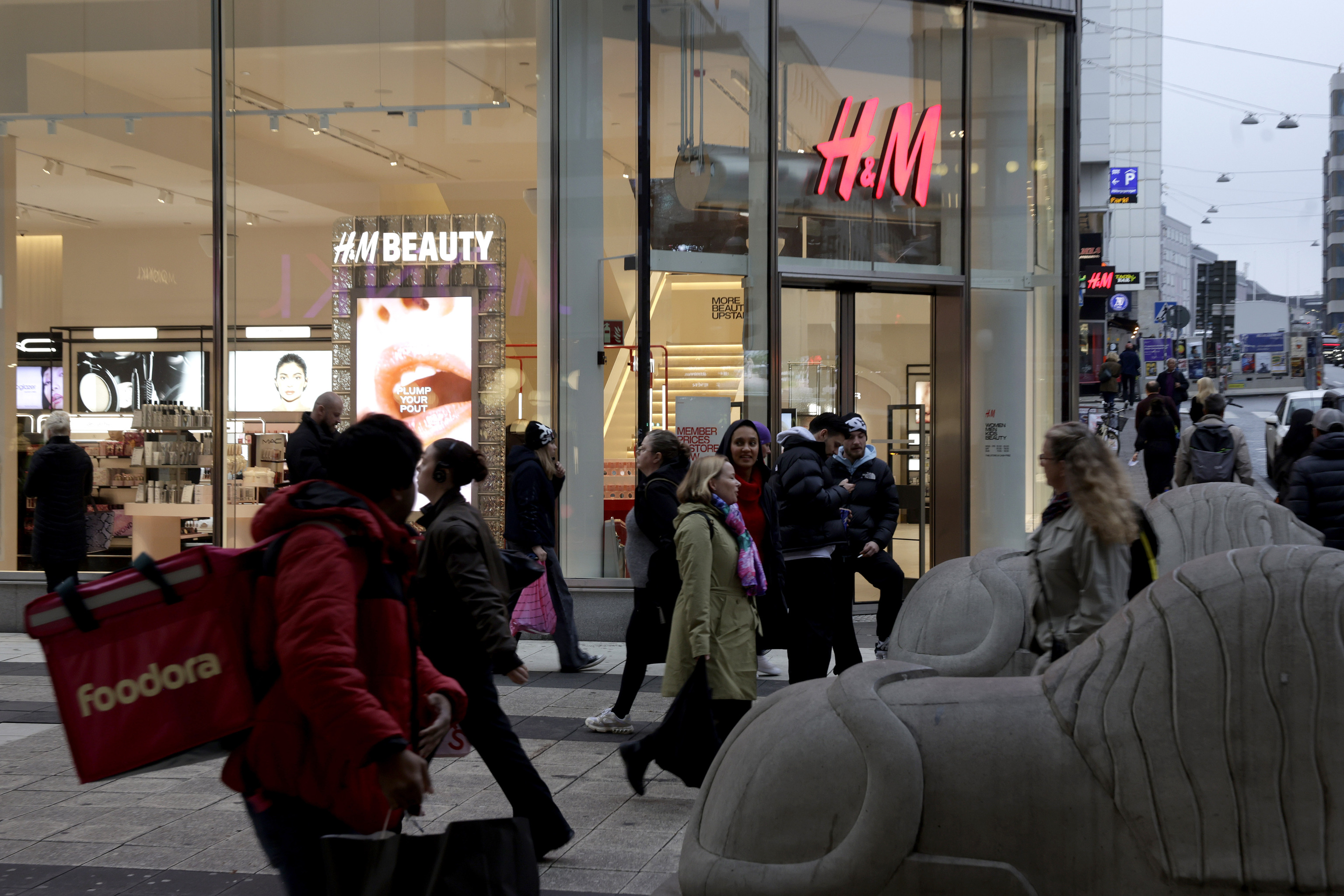 Transe�ntes recorren una calle comercial.