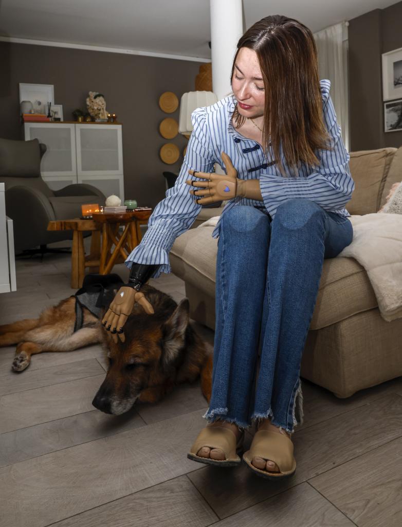 Carla, en su casa junto a su perro.