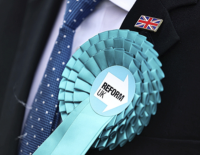Una insignia del partido Reform, de Nigel Farage, se exhibe en el Ayuntamiento de Havering, en Londres