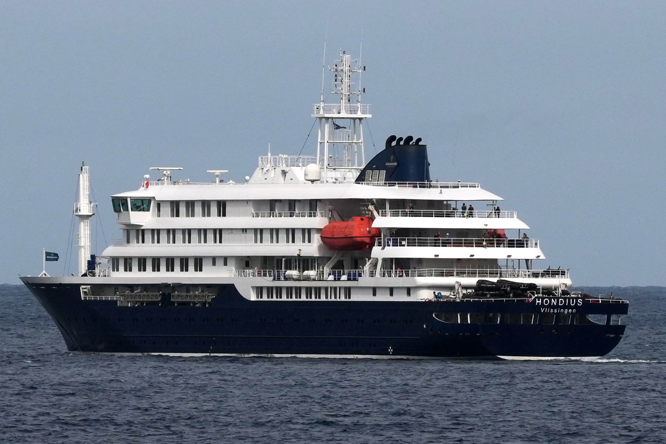 El crucero MV Hondius sale de puerto en Praia, Cabo Verde.