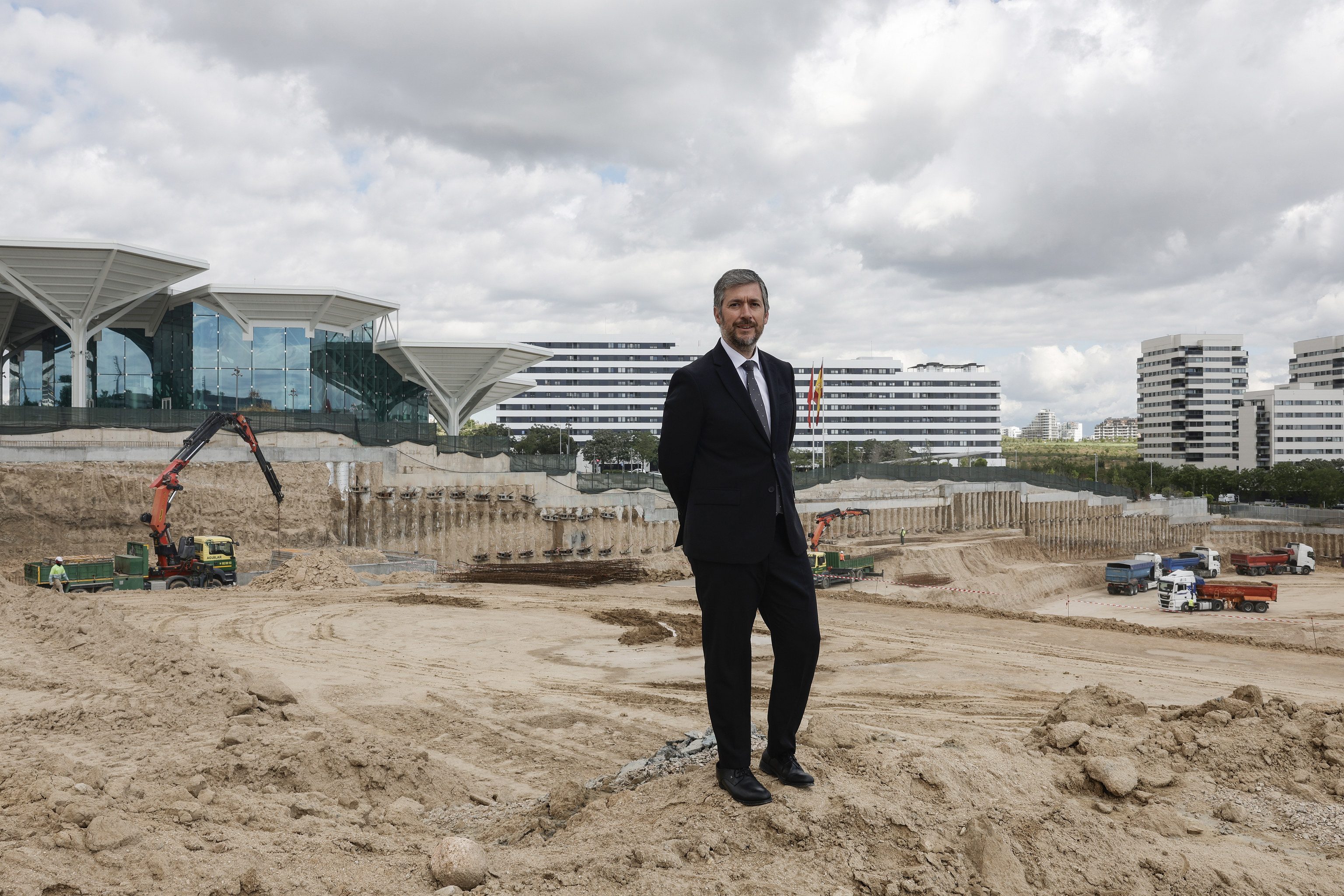 El consejero, en las obras de la futura Ciudad de la Justicia, en Valdebebas.