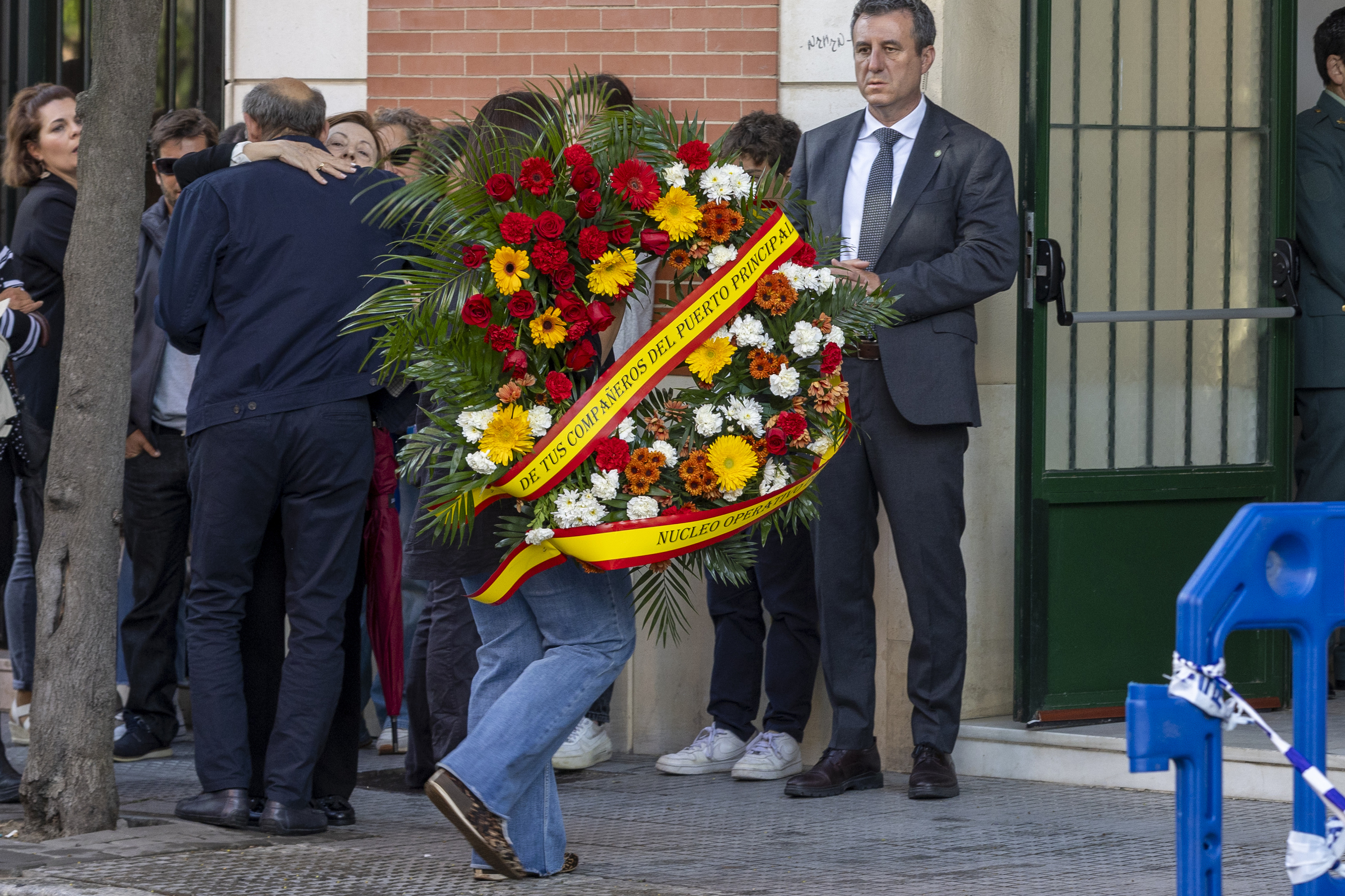 Llegada de coronas de flores a la Comandancia de la Guardia Civil de Huelva este s�bado.