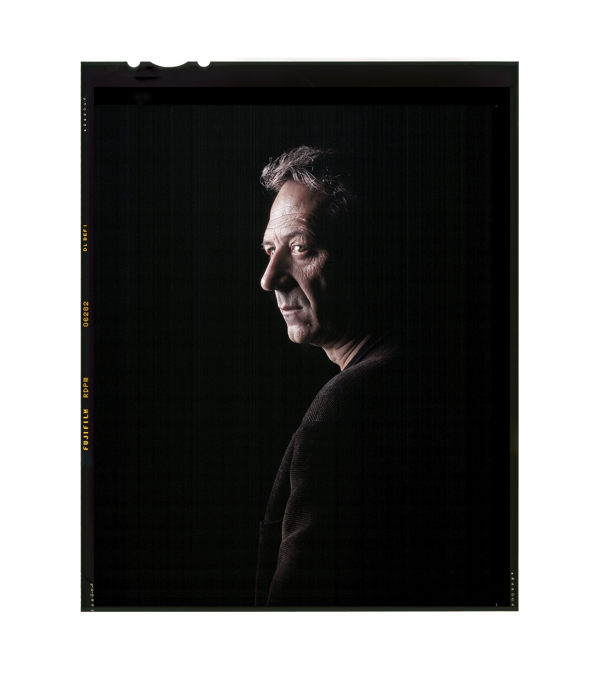 El fot�grafo Chema Madoz retratado por Jos� Aym�.