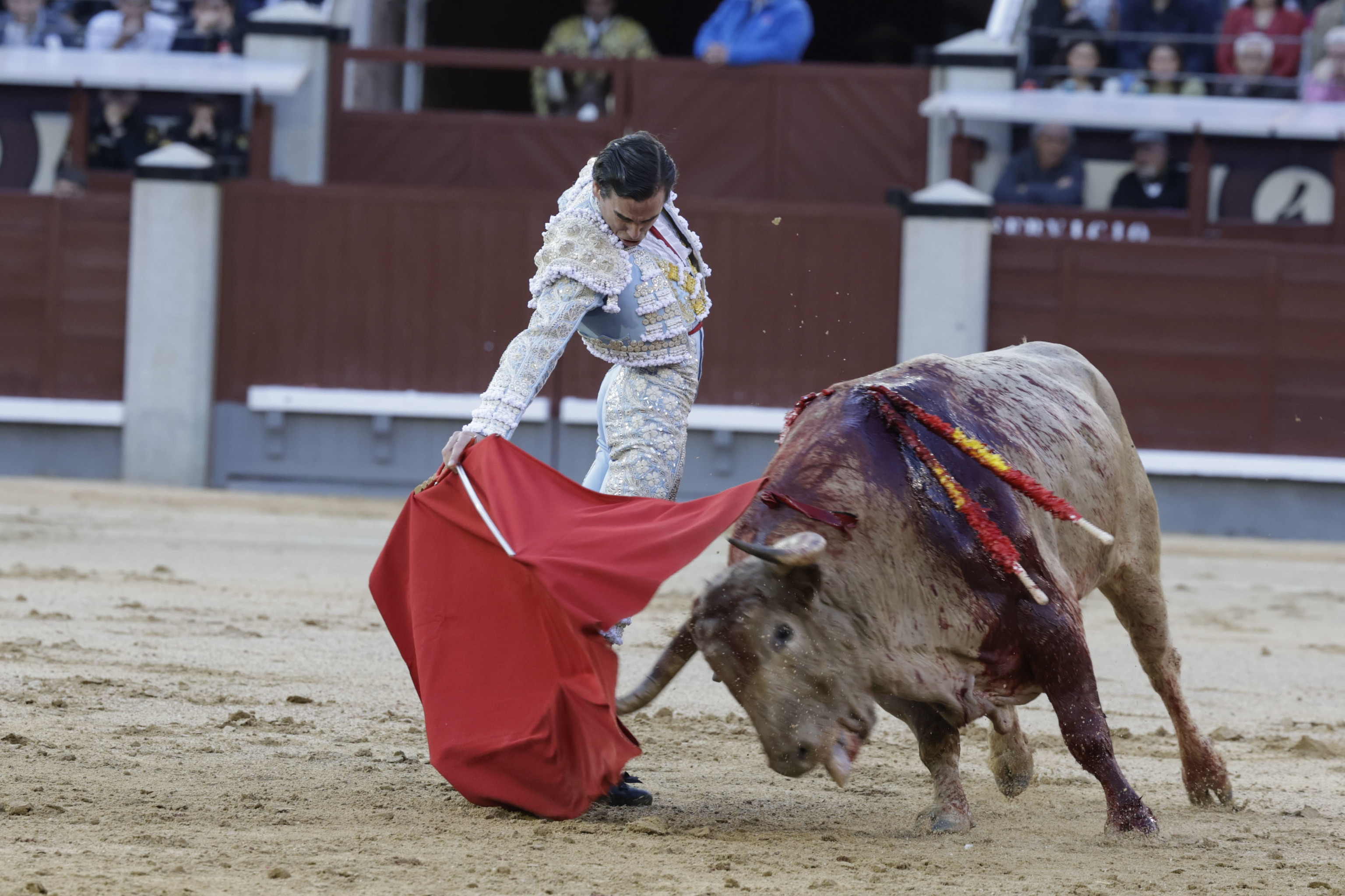 El diestro Juan Ortega en su faena durante la corrida de toros en Las Ventas con motivo de la feria de San Isidro.