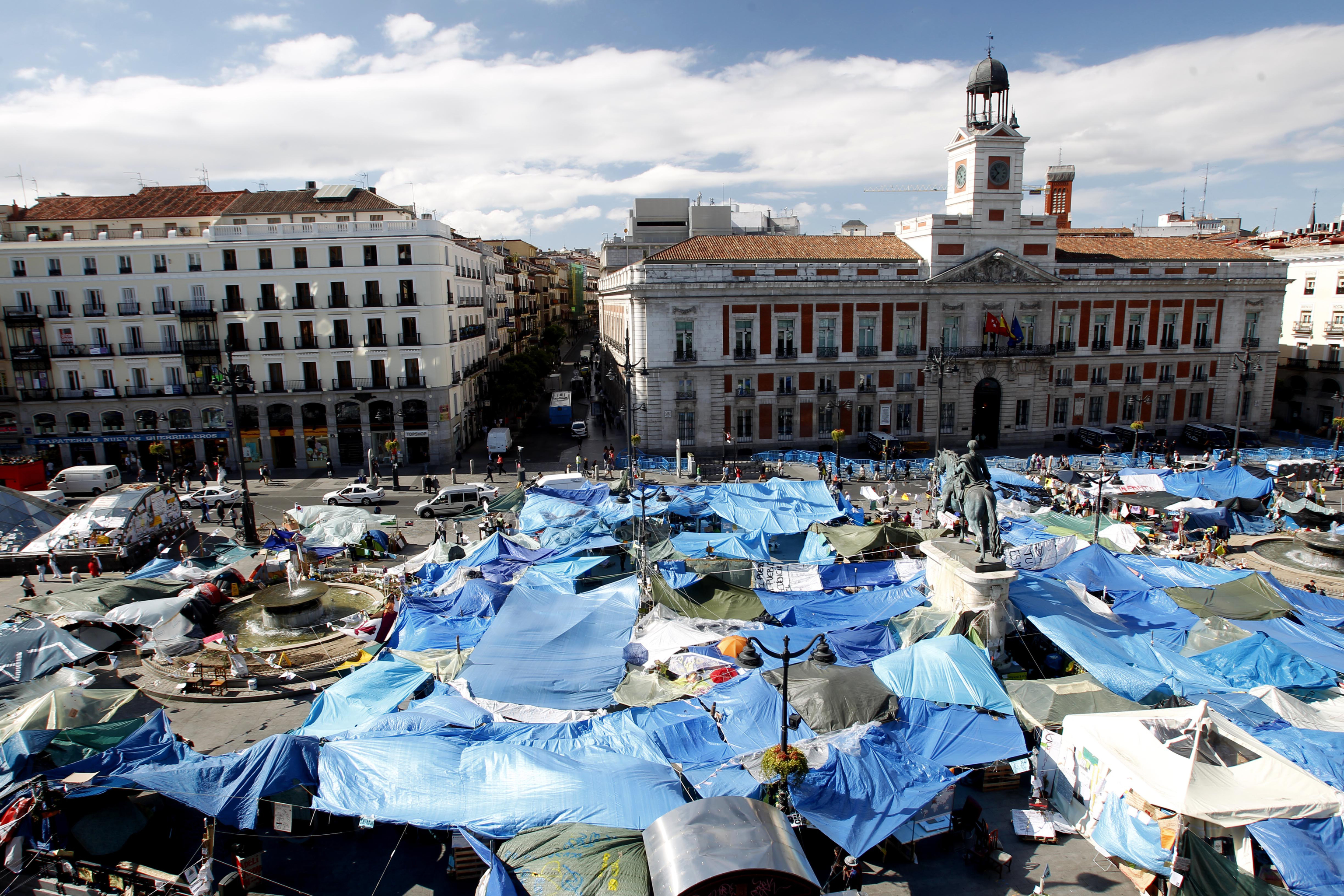 Panor�mica de la Puerta del Sol, en Madrid, con los acampados del 15-M el 2 de junio de 2011.