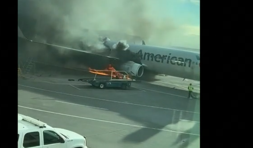 Imagen del motor del avi�n en llamas, tras el suceso.