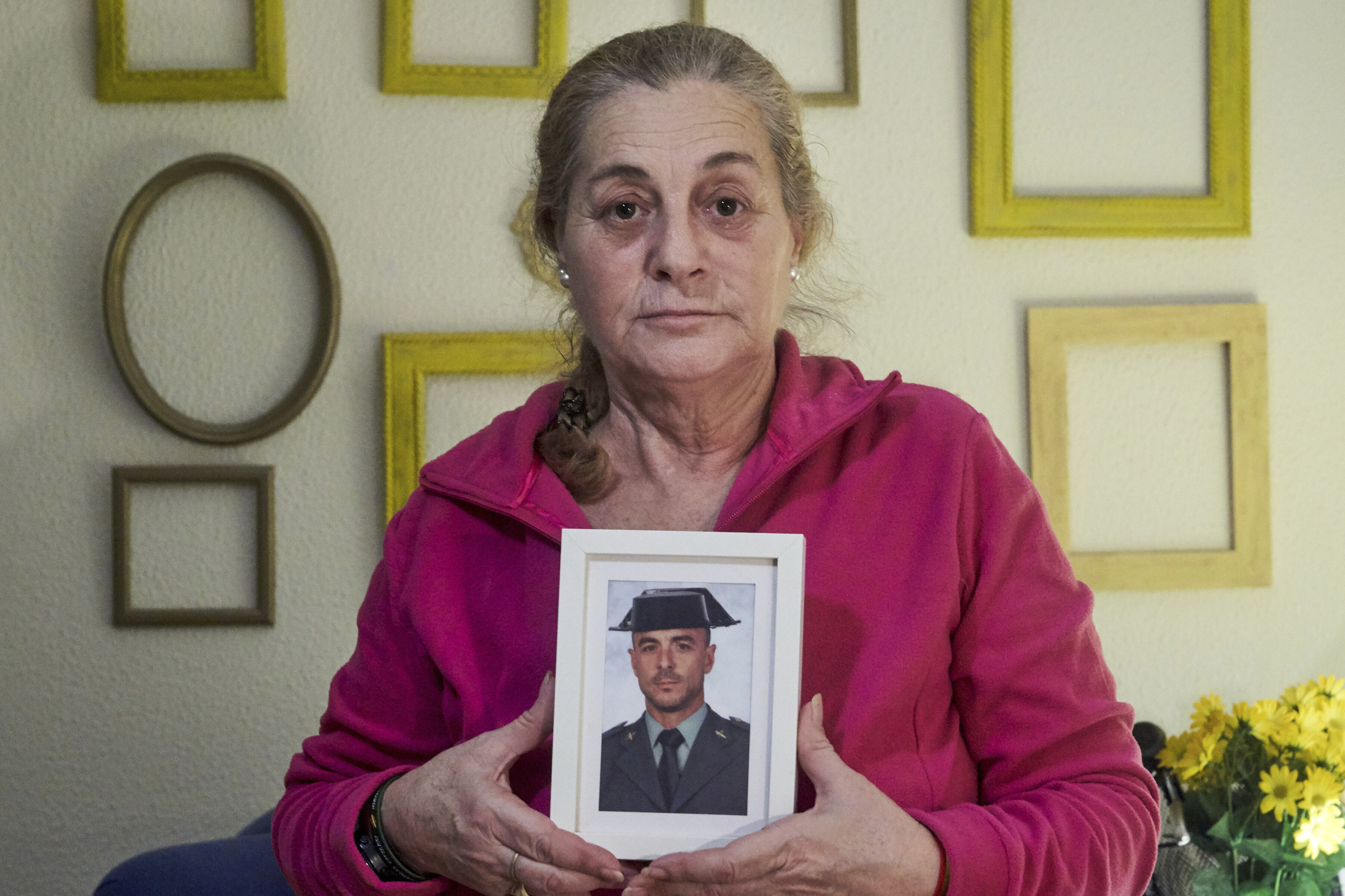 Paqui Gómez, madre del guardia Miguel Ángel González, muestra una foto de su hijo fallecido en Barbate en 2024.