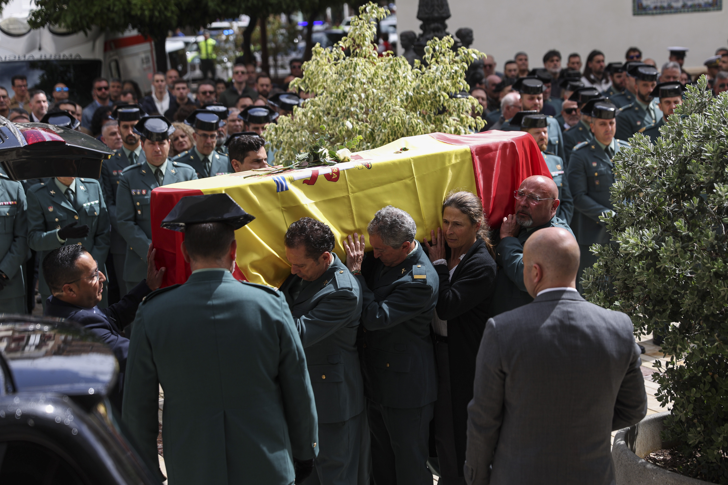 Luisa, la viudad del guardia Germ�n P�rez, porta su f�retro este s�bado en su funeral en Huelva.