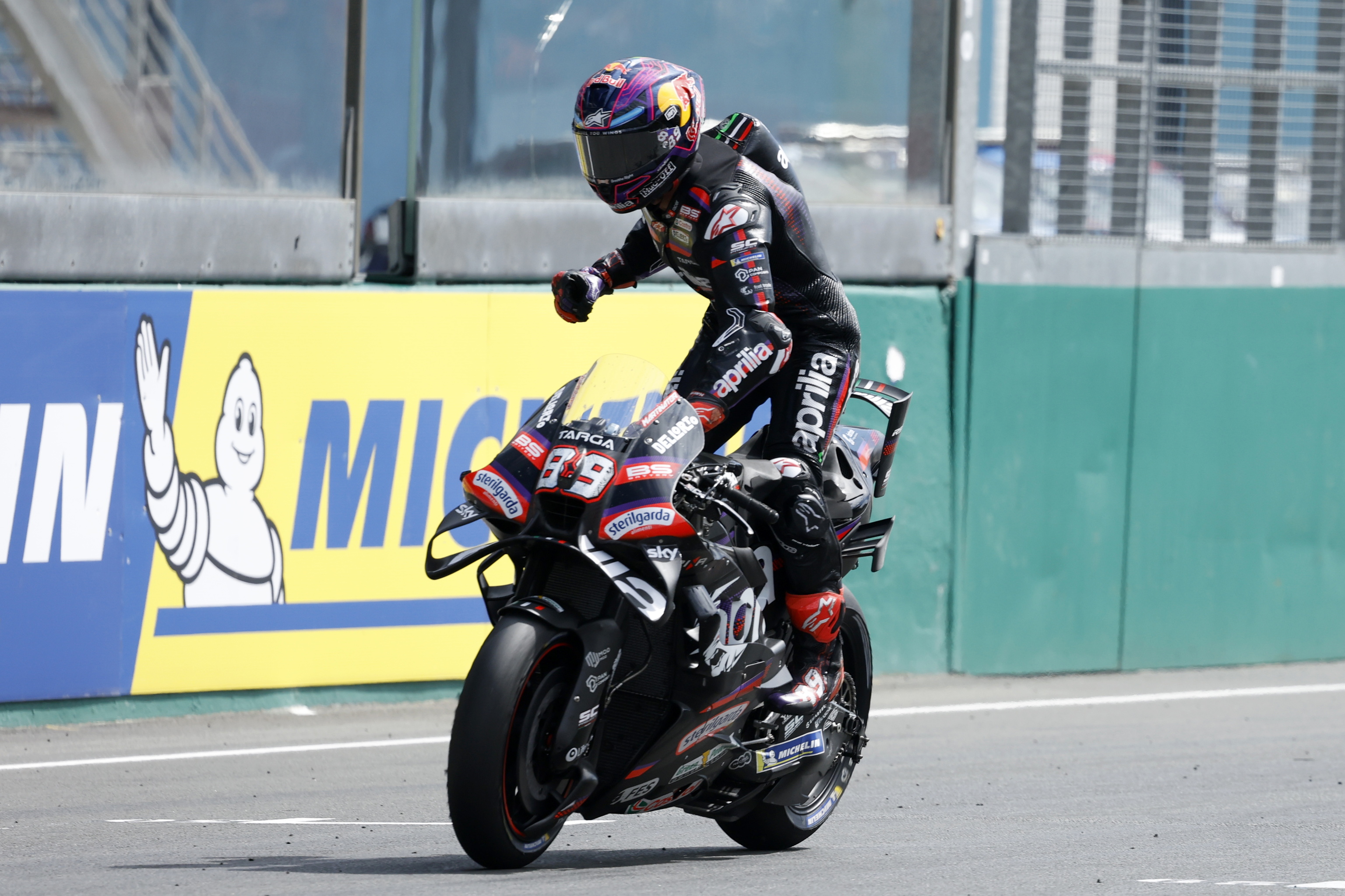 Jorge Mart�n celebra el triunfo en el 'sprint race' del G. P. de Francia, en Le Mans.