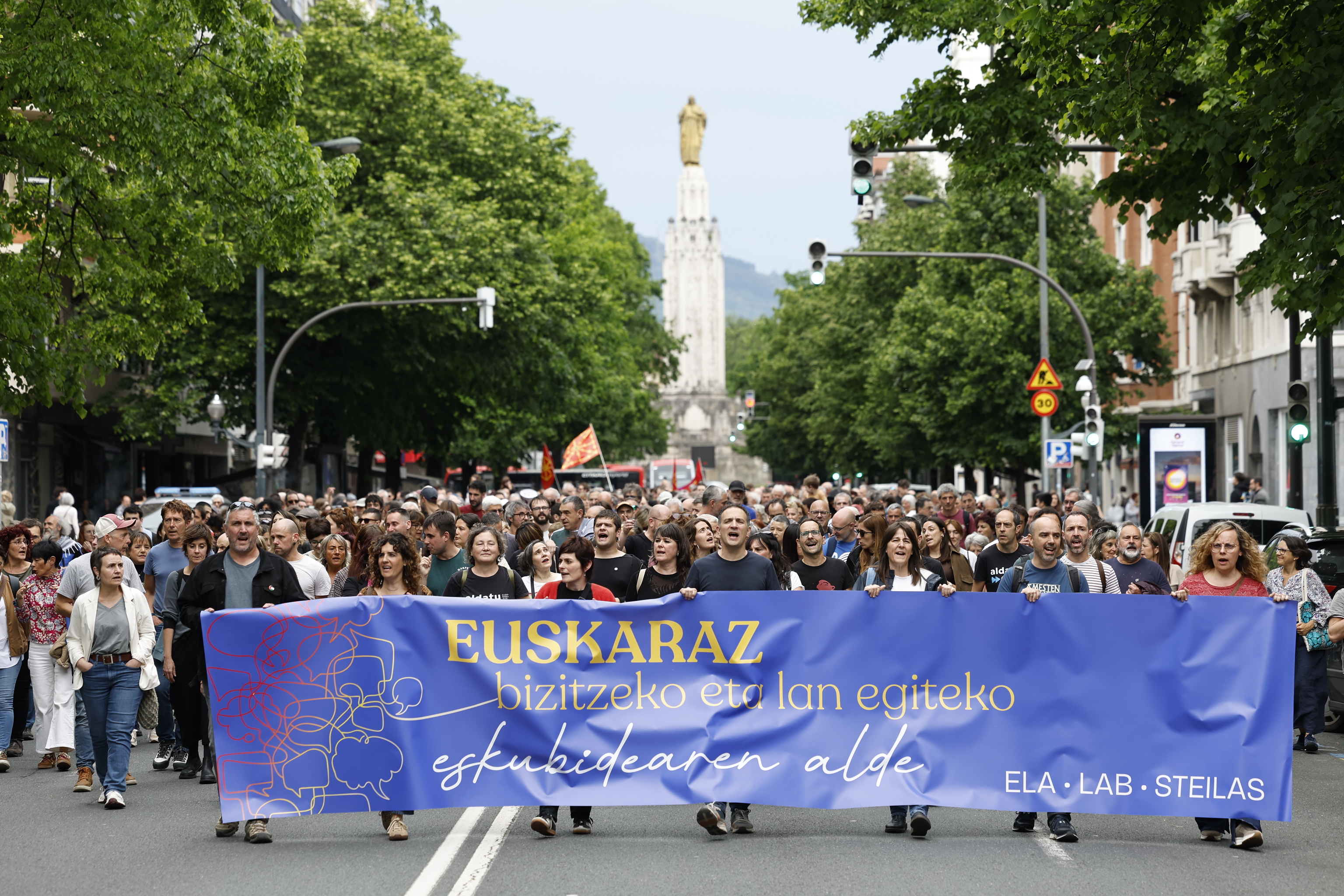 La cabeza de la manifestaci�n con los m�ximos dirigentes de ELA, LAB y Steilas a su paso por la Gran V�a de Bilbao.