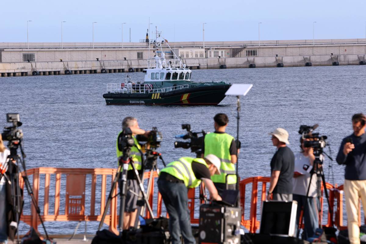Medios de comunicaci�n en el Puerto de Granadilla (Tenerife), a la espera del desembarco del crucero
