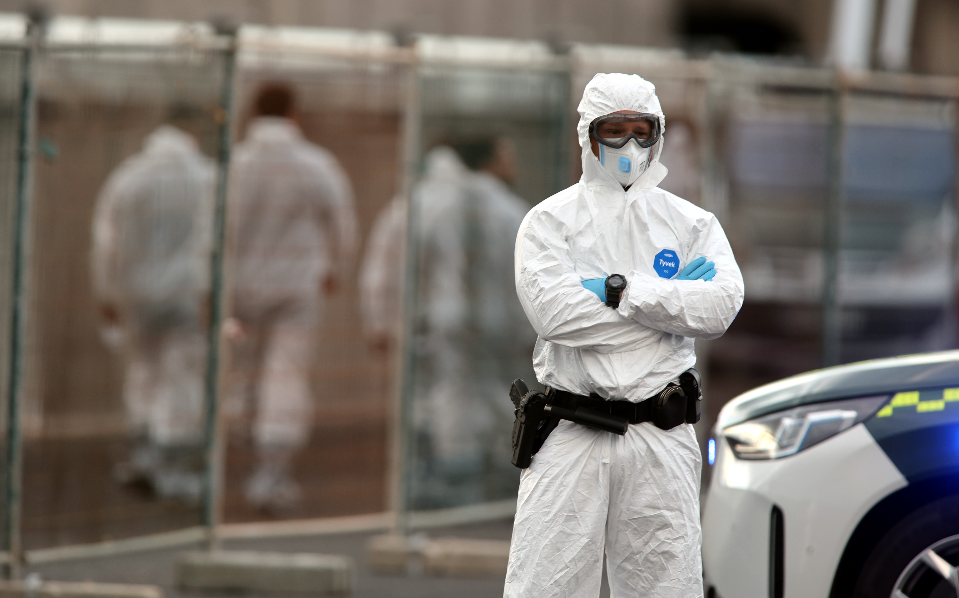Personal dotado de EPIs y mascarilla a la espera del desembarco.