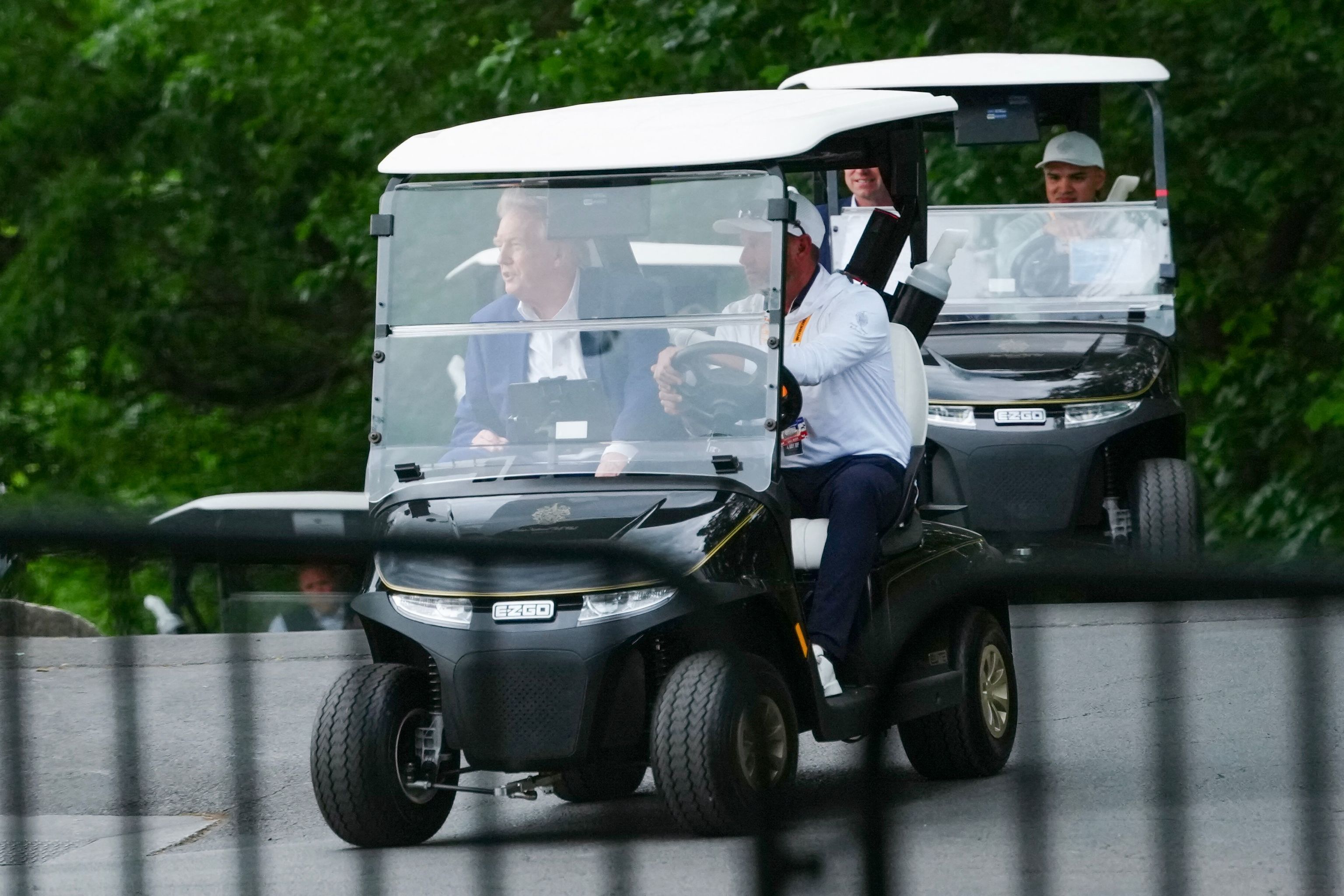 El presidente de EEUU, Donald Trump, en un carrito de golf en Virginia.