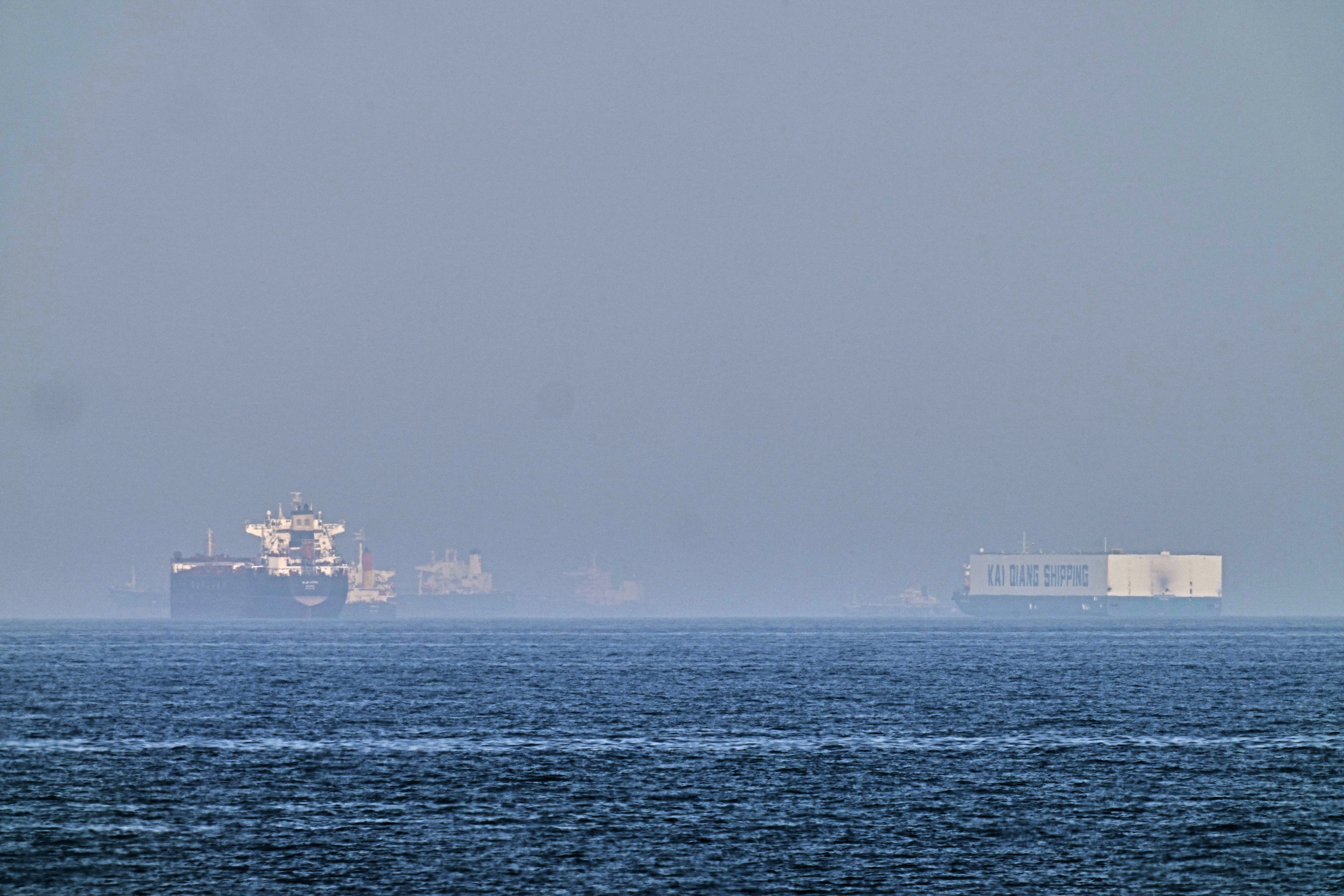 Un petrolero y un carguero fondeados cerca del estrecho de Ormuz, vistos desde Emiratos �rabes Unidos.