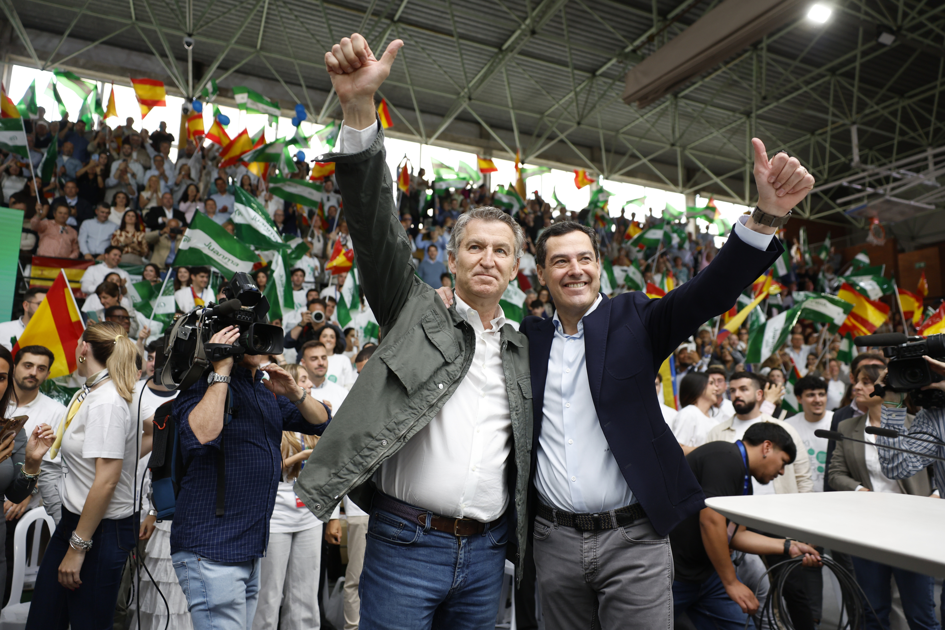 Alberto N��ez Feij�o y Juanma Moreno, en el Pabell�n Polideportivo Javier Imbroda de M�laga.