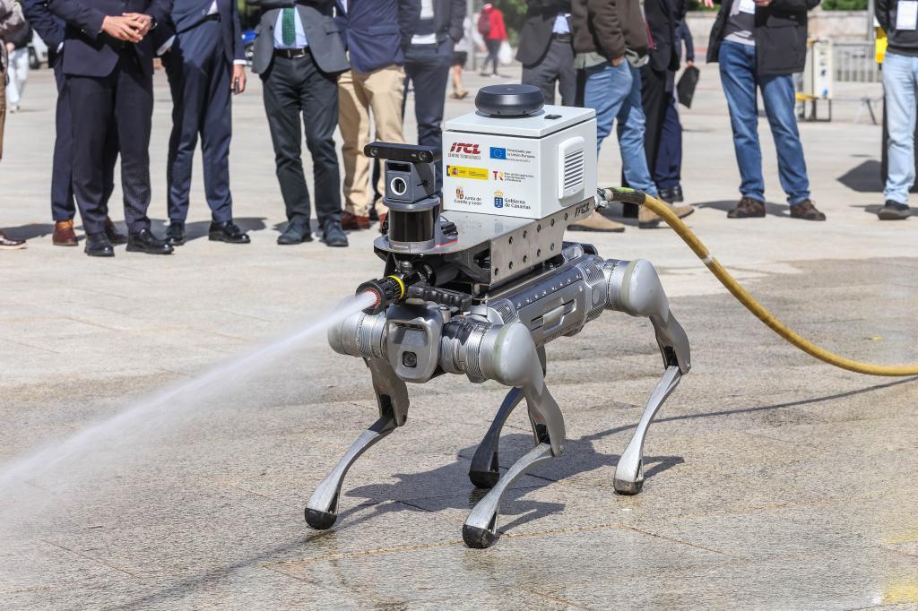 Un robot bombero que apaga fuegos en entornos extremos creado con IA.