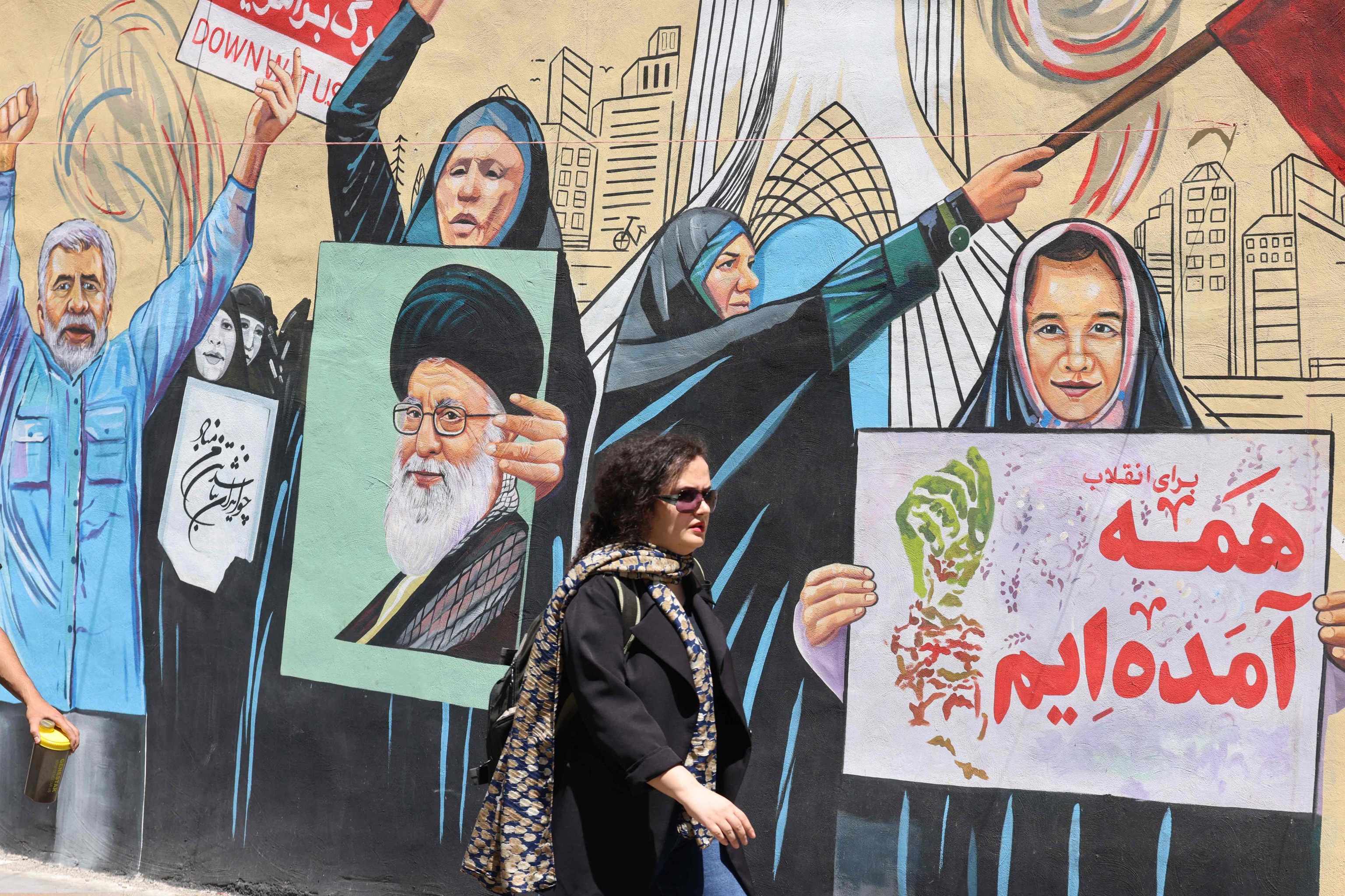 Una mujer iran� pasa junto a un mural anti Israel, en Teher�n.